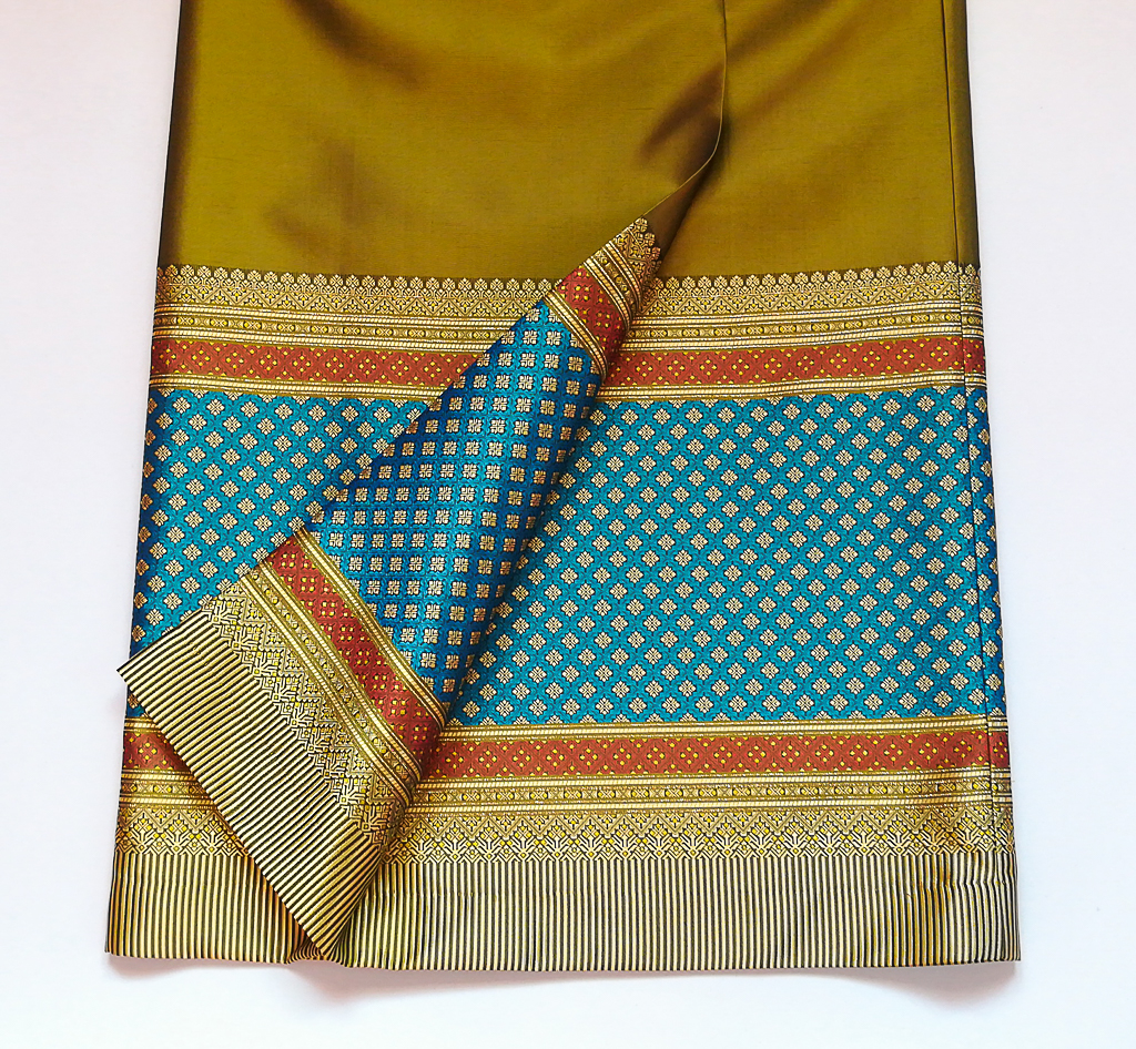 ผ้าถุงไหมสำเร็จรูป (สีเขียวปีกแมลงทับ) งานตัดเย็บประณีต อัดผ้ากาวตามสีของผ้าถุง เนื้องานดีเกรด A (รอบเอว 30 นิ้ว)