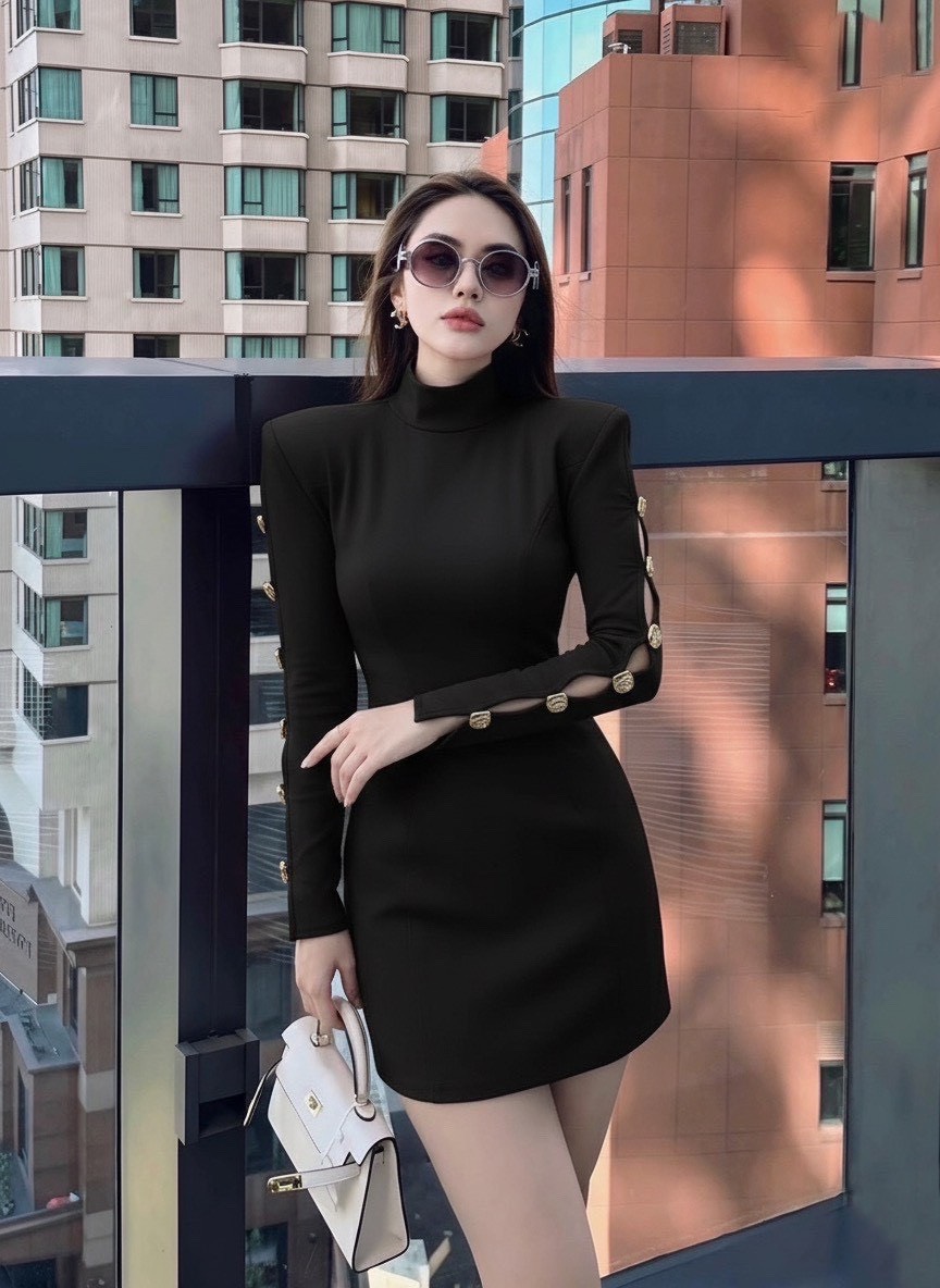 เดรสทรงเข้ารูปตัวสั้นสีดำ แต่งกระดุมอะไหล่ทองช่วงแขนทั้งสองข้าง ใส่vacayถ่ายรูปกับแก๊งค์เพื่อนๆไม่มีผิดหวังเลยค่า ห้ามพลาดเลยน้าตัวนี้