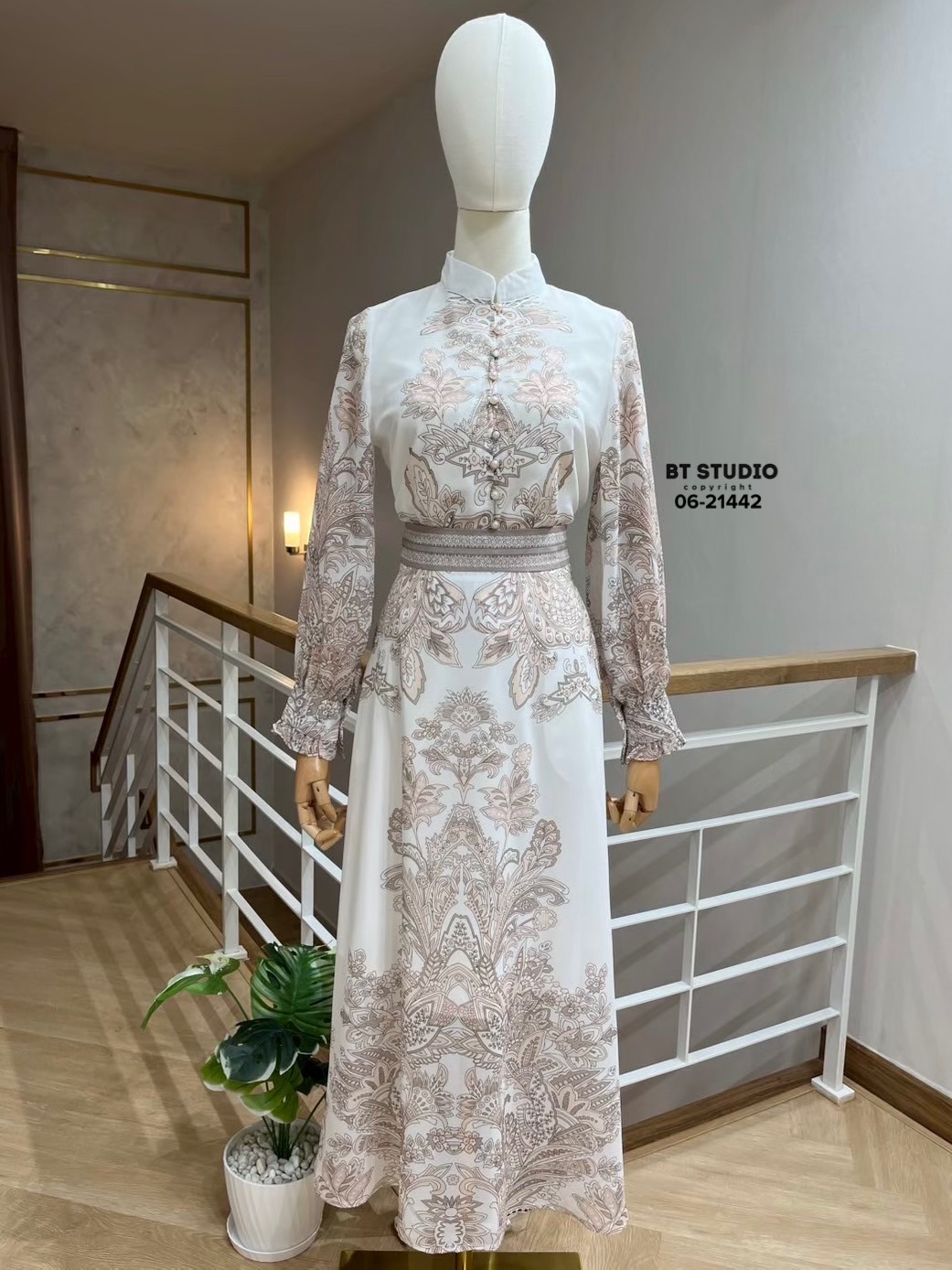 ชุดเซทเสื้อแขนยาวกระดุมหน้าแขนยาวคอปก มาพร้อมกระโปรงยาวแต่งผ้าพริ้ว ๆ งานพิมพ์ลายตามแบบ งานสวยเนื้อผ้าดีคัตติ๊งเป๊ะ