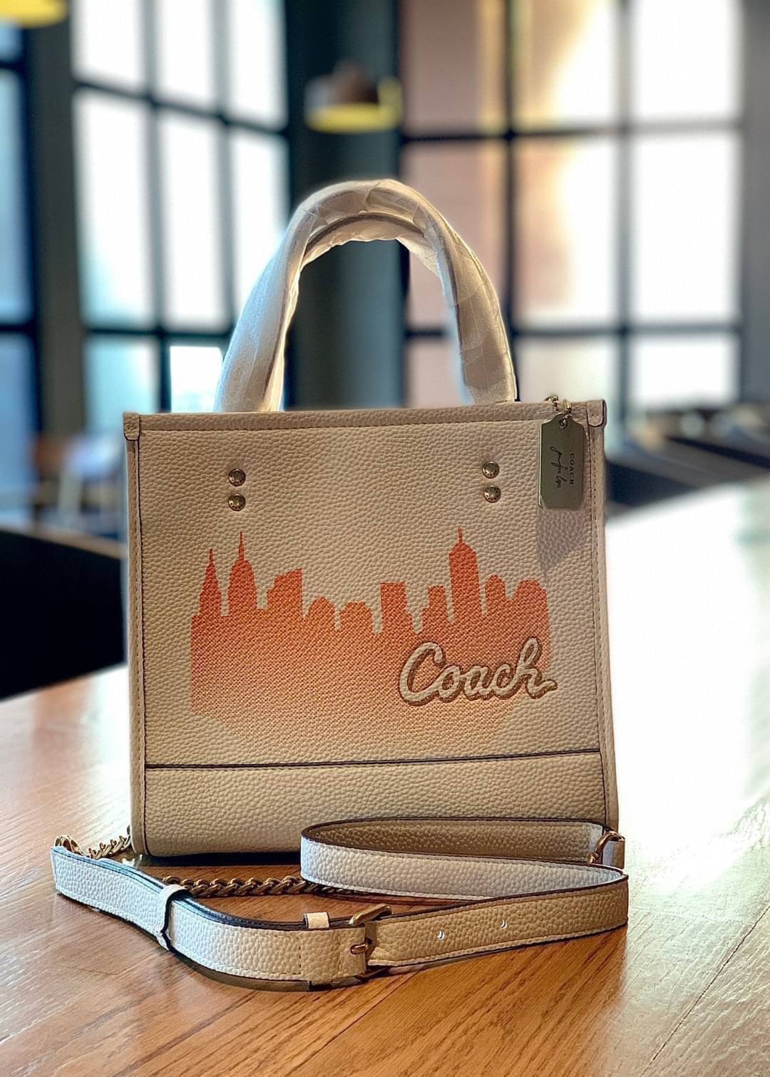 กระเป๋าไฮโซแบรนด์เนมโค้ชลดราคาขนาด 9 นิ้ว หนังแท้สีครีม COACH X JENNIFER LOPEZ DEMPSEY TOTE 22 WITH NYC SKYLINE ((C6494))