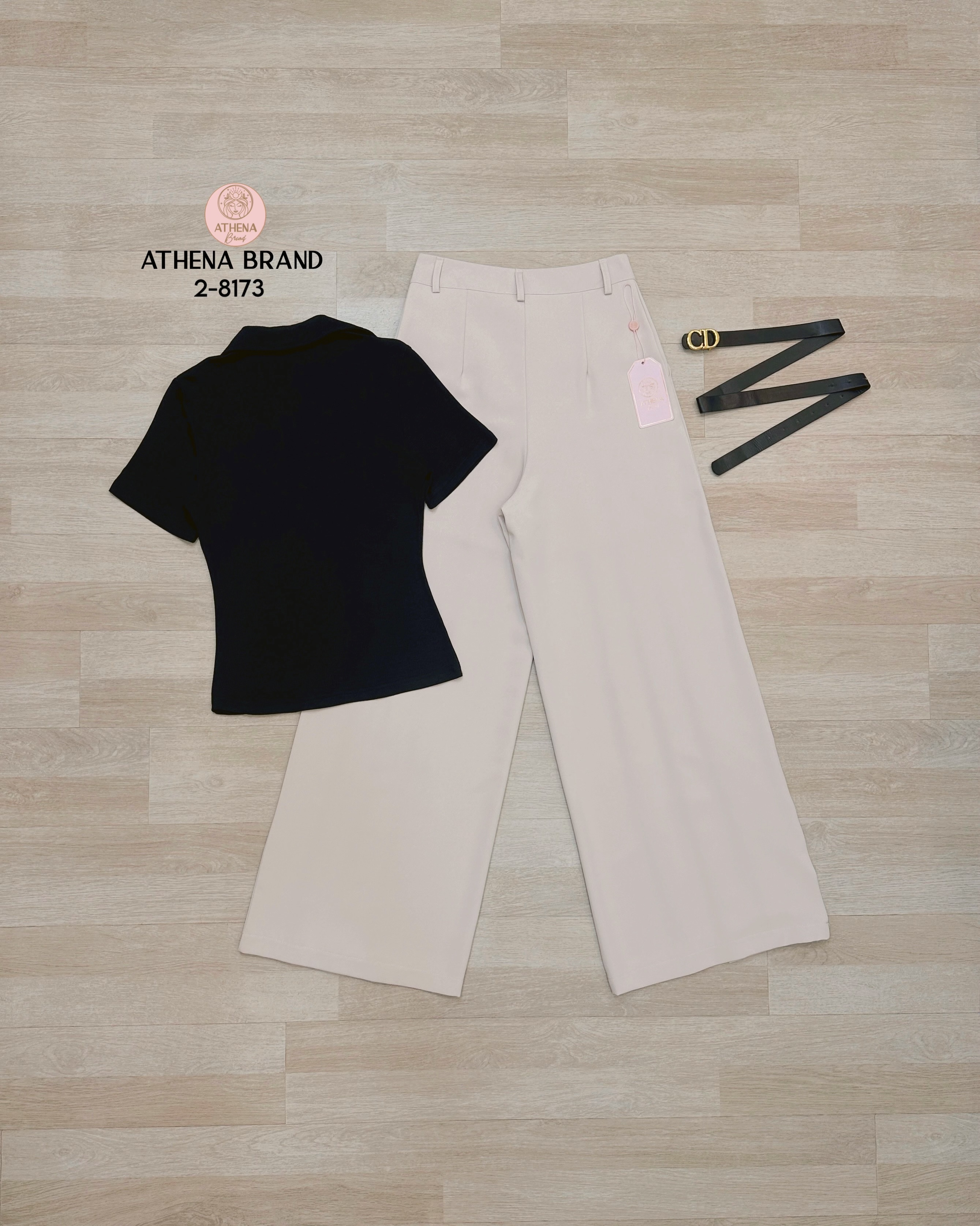 Tag 🔖 :Athena (อธีน่า) Brand Detail :: เสื้อ+กางเกง+เข็มขัด เสื้อยืดคอปกผ้าร่อง แมตช์มาคู่กับกางเกงขายาวดีไซน์เย็บจับจีบ มีกระเป๋าใช้งานได้จริงทั้ง2 ข้าง เนื้อผ้าดี๊ดีมีน้ำหนักและมีTexture งานมีซับใน สวมใส่แบบซิปด้านหน้าและมีตะขอเกี่ยว และมาคู่กับ