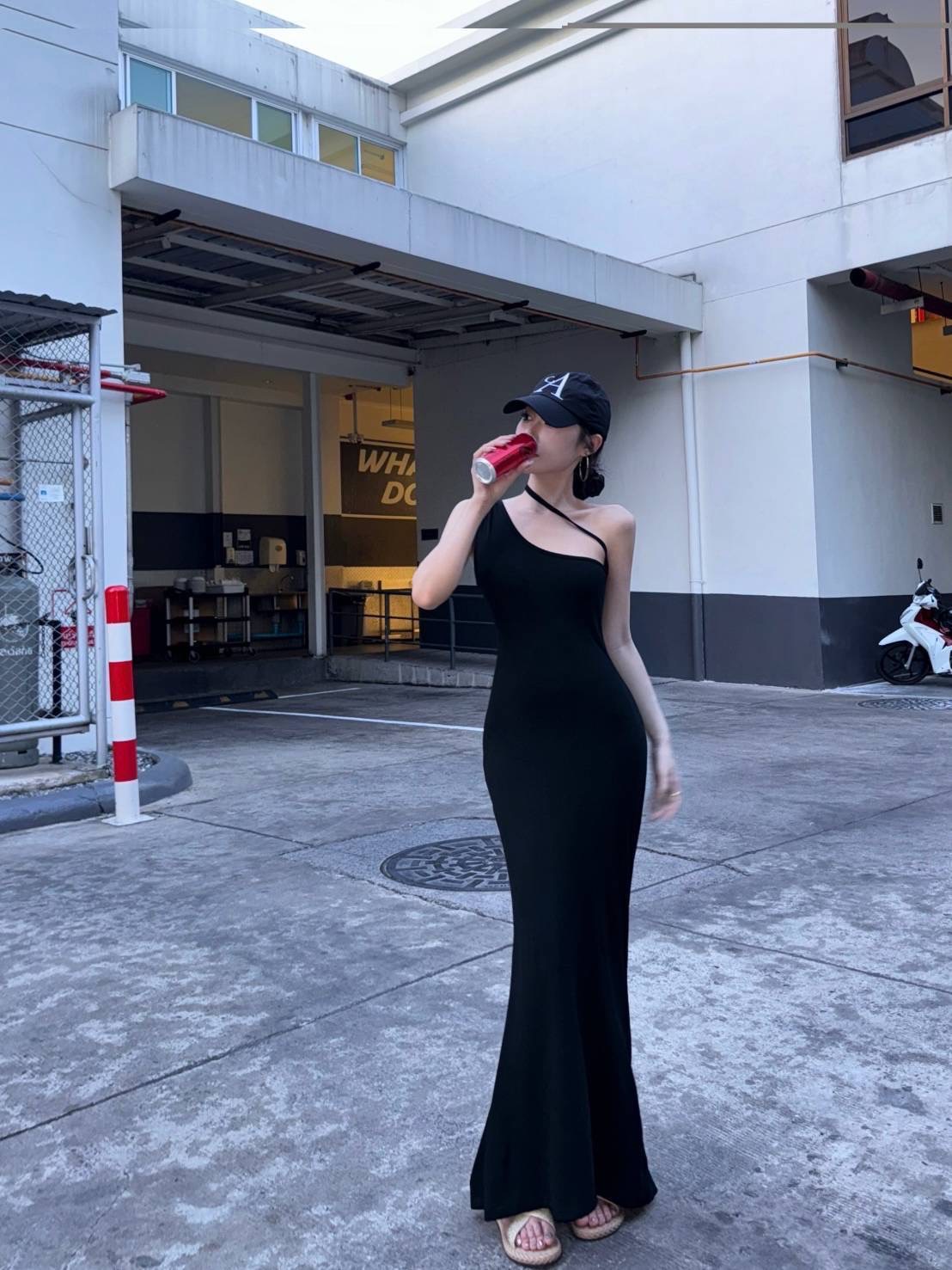 เดรสยาวสายเดี่ยวปาดไหล่ ผ้าถักยืดอย่างดี ใส่เข้ารูปสวย