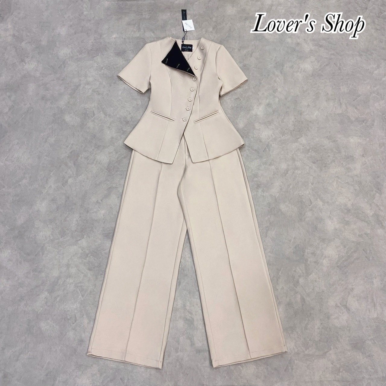 Teg : Lover’s Shop Detail : Set เสื้อ+กางเกง เป็นเซ็ตที่ดีไซน์เก๋ เรียบหรูดูดี ดีเทลเสื้อทรงแขนสั้น (ช่วงปกพับหรือจะติดกระดุมก็ได้ค่ะ) กระดุมหน้า กระเป๋าเสื้อเป็นงานตกแต่งนะคะใช้งานไม่ได้ ตัวเสื้อมีซับในอย่างดีค่ะ แม็ทกับกางเกงขายาวทรงเอวสูง