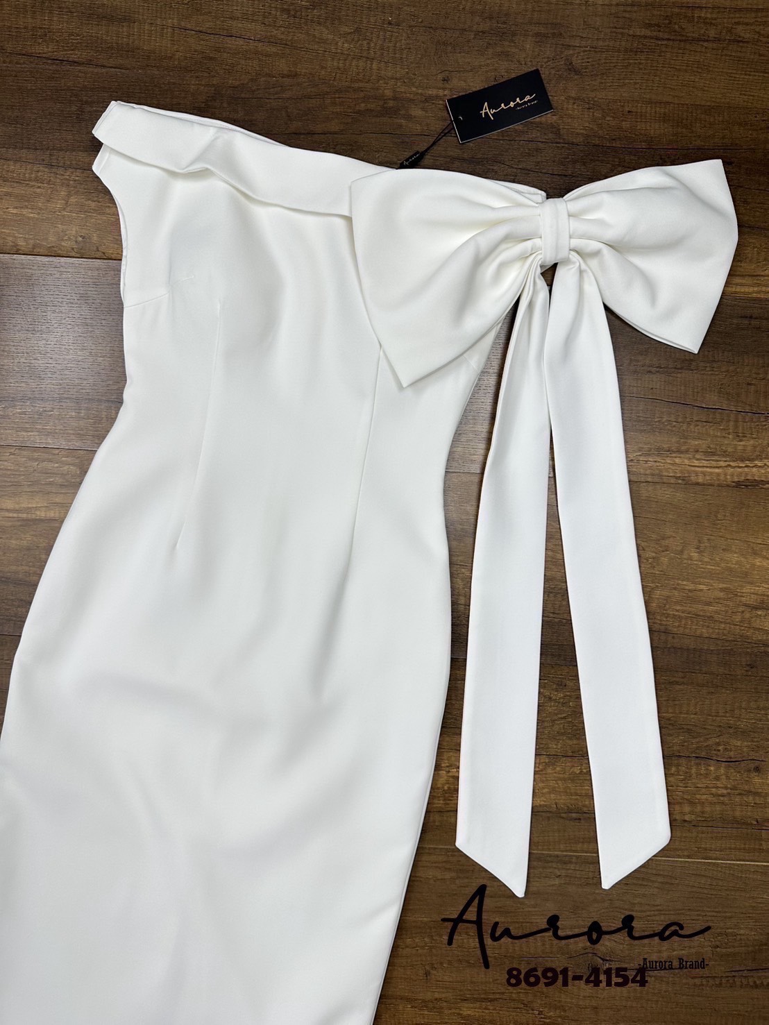 Label :: AURORA by RAMI-PAPHA เดรสเปิดไหล่โทนสีขาว สวยดูดีมีสไตล์ ด้านข้างซ้ายมือแต่งคล้ายโบว์ สวยงดงามคร่าาา งานผ้าดี๊ดี ผ้าดีมากๆ อกเสริมฟองน้ำเพื่อทรงสวย มีซับใน มีซิปหลัง