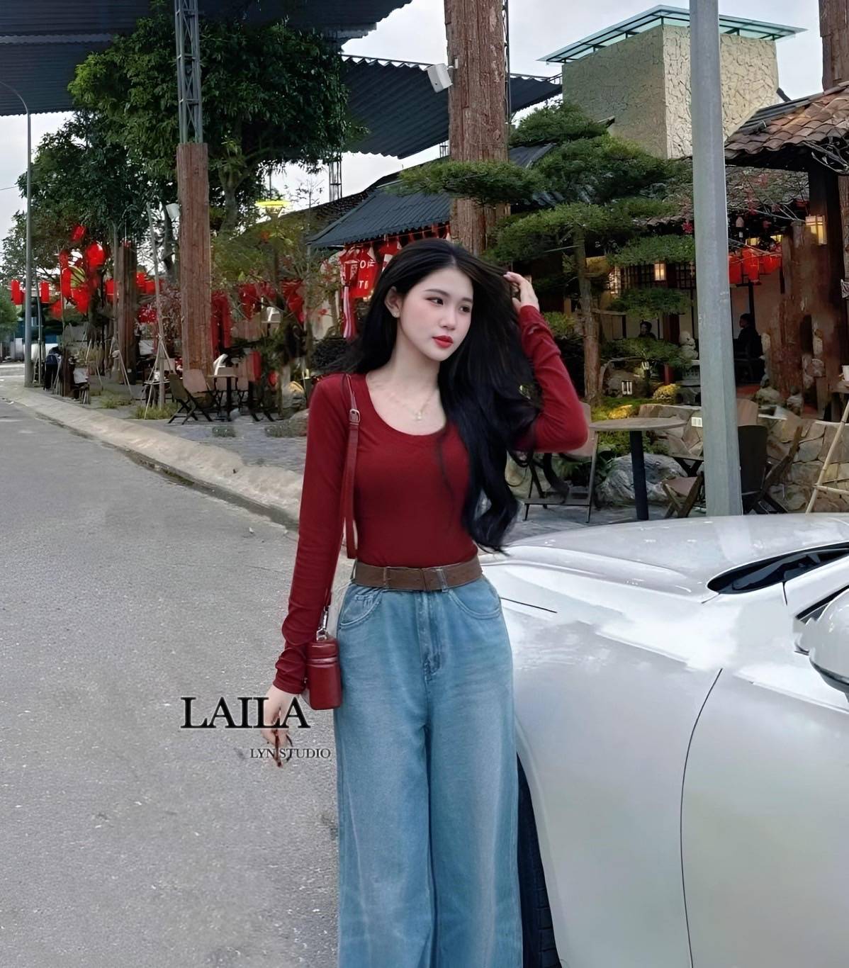 Set เสื้อ+กางเกง งานเสื้อคอยูทรงแขนยาว ดูดีทรงสวยผ้าใส่สบาย เสื้อทรงเข้ารูปเนื้อผ้ายืดหยุ่นได้นิดหน่อย มาพร้อมกางเกงยีนส์ขายาวงานทรงขากระบอกและทรงปล่อยๆ งานแต่งผ้ายีนส์สีฟอกอ่อน พร้อมเข็มขัดหนังหัวอะไหล่สีเงินสาวเวียดนามลุคผู้ดีแมชกันได้เลยค่าา #bylaila b