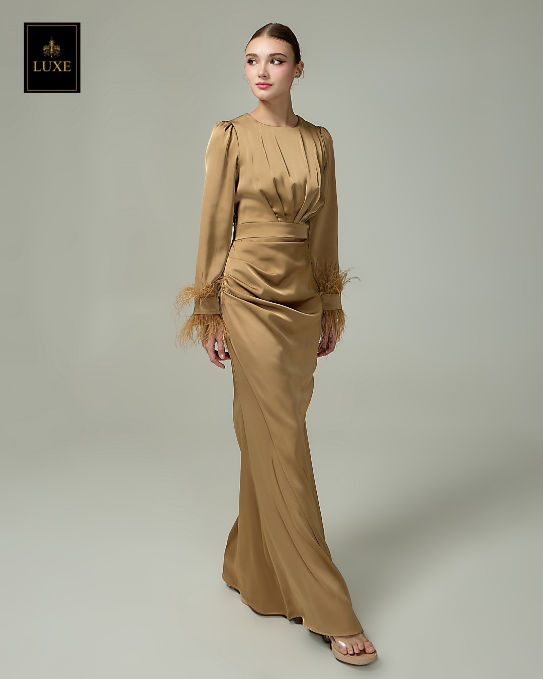 Label : LUXE เดรสเสื้อคอกลมแขนยาว กระโปรงยาวจับเดรปข้างลำตัว ดีเทลแต่งจีบเดฟด้านข้าง ช่วยอำพรางหุ่น ตัวชุดทำจากผ้าพรีเมี่ยมเครปซาติน แต่งปลายแขนด้วยขนนก มีซิปซ่อนและซับในเต็มตัว