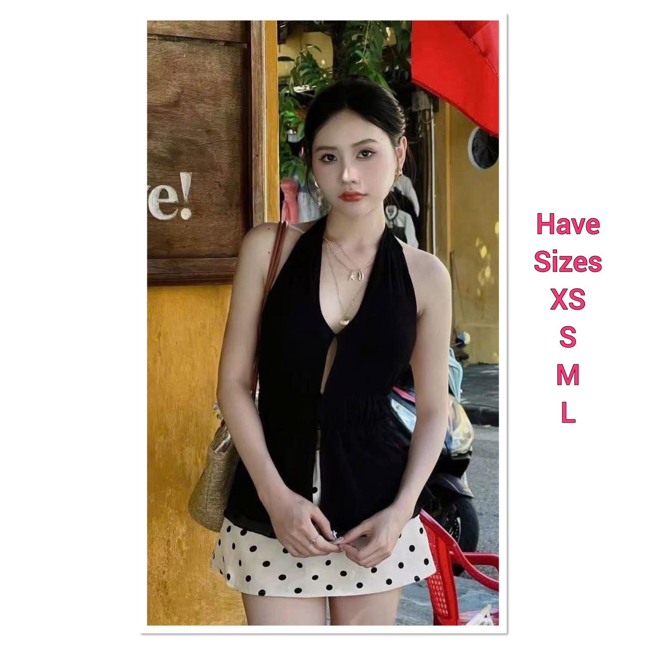 Set.2 ชิ้น เสื้อ+กระโปรง เสื้อคล้องคอสีดำคอวีลึกเนื้อผ้าชีฟอง ด้านหน้าและหลังผูกเชือก (ขอบด้านหลังมีสม๊อก) ชายเสื้อบานเล็กน้อย สายด้านหลังสามารถปรับรูดสายผูกเองได้ ใส่แล้วเซ็กซี่ มาพร้อมกระโปรงเอวสูงทรงเอลายจุด ซิปหลัง มีซับใน
