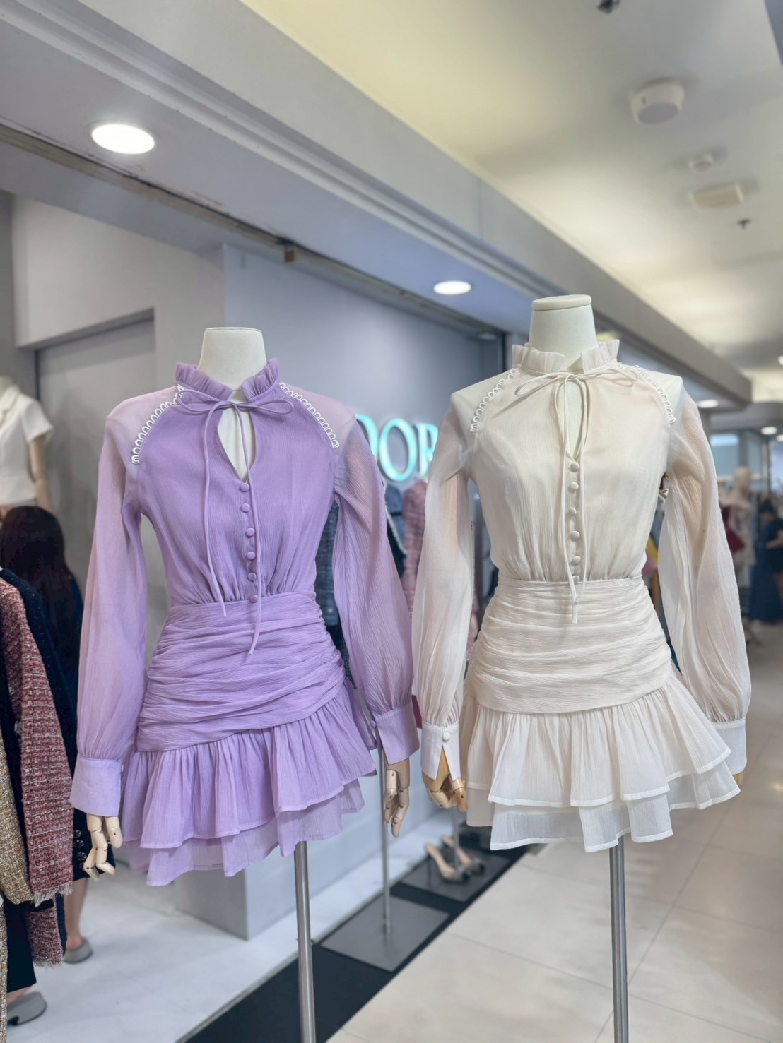 มินิเดรส ดีไซน์น่ารักๆ ตัวนี้ตอบโจทย์เลยค่ะ มินิเดรสแขนยาว ดีไซน์คอปีน แต่งกระดุมหน้า ช่วงคอเสื้อ ผูกโบว์ ตัวเดรสใช้ผ้าเกรดพรีเมี่ยม เนื้อผ้ามีเทจเจอร์ในตัว