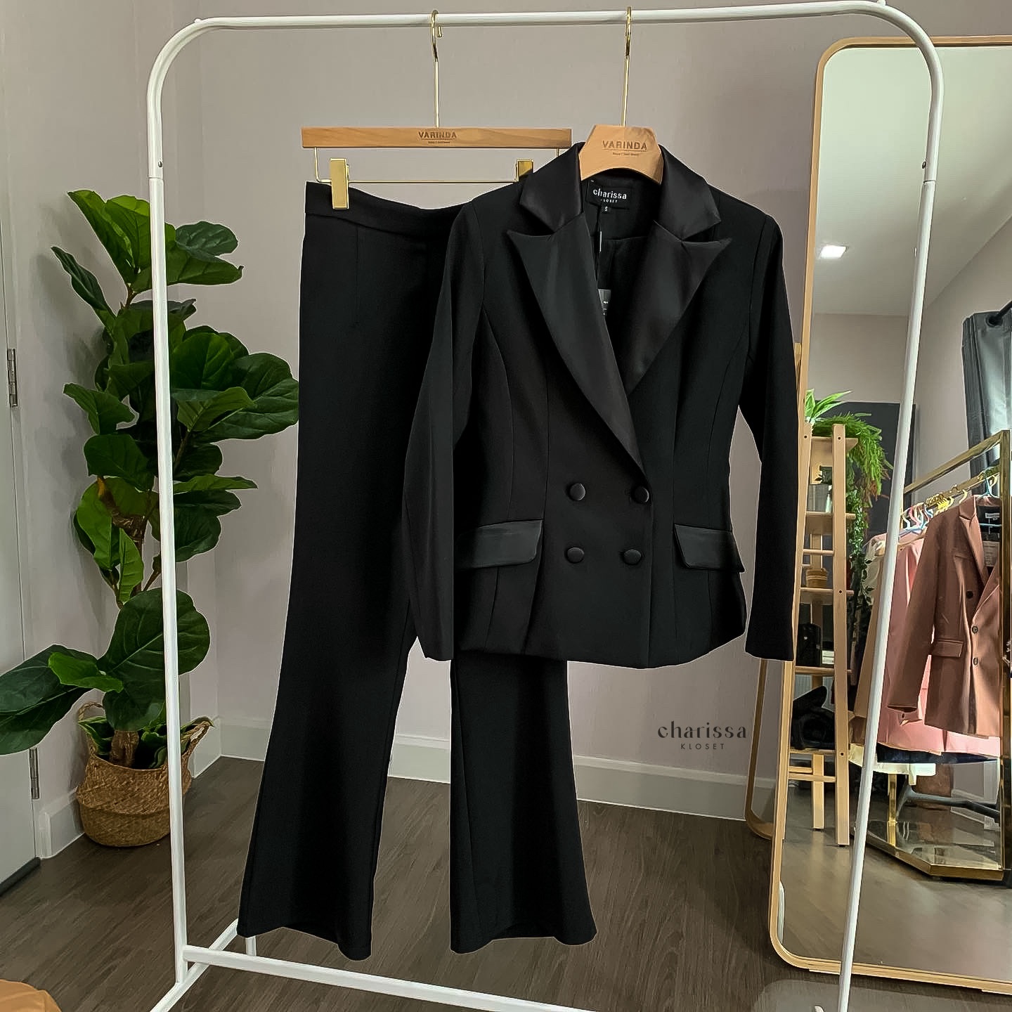 setเสื้อเบเซอร์และกางเกงขายาว เรียบหรู เสื้อสูทแต่งปกผ้าเงาให้ดูเด่น ออกแบบกระเป๋าให้ใช้งานได้จริง ตัวกระดุมใช้ผ้าเดียวกับปกเสื้อ แมทช์กันออกมาได้สวยดูแพงสุดๆไปเลยจ้า ส่วนกางเกงทรงเข้ารูปบานปลายเล็กน้อย