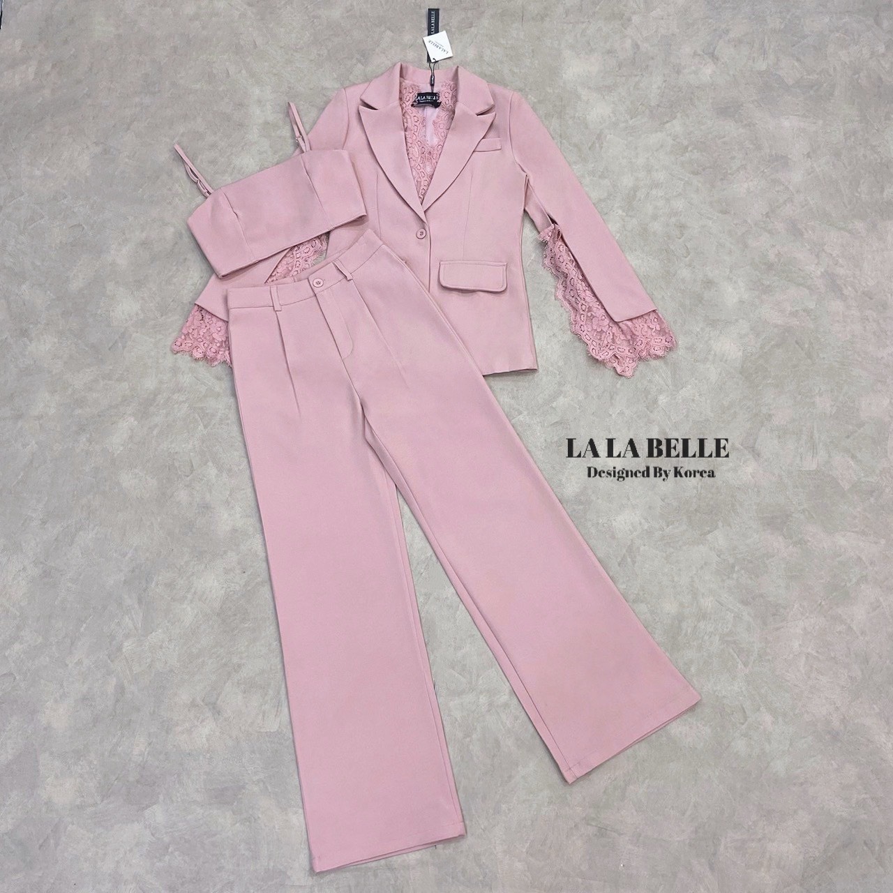 เซต3ชิ้นผ้าสูทอัดกาวอย่างดีผ้าดีทรงสวยเสื้อครอปสายเดี่ยวเสริมฟองน้ำปรับสายได้ใส่คู่กางเกงขายาวเอวสูงมีกระเป๋ากางเกง2ข้างมีซับในอัดกาวอย่างดีมาพร้อมเสื้อสูทคอปกแขนยาวผ่าแขนแต่งลูกไม้ช่วงขอบคอและขอบแขนมีซับในอัดกาวอย่างดีงานคุณภาพ