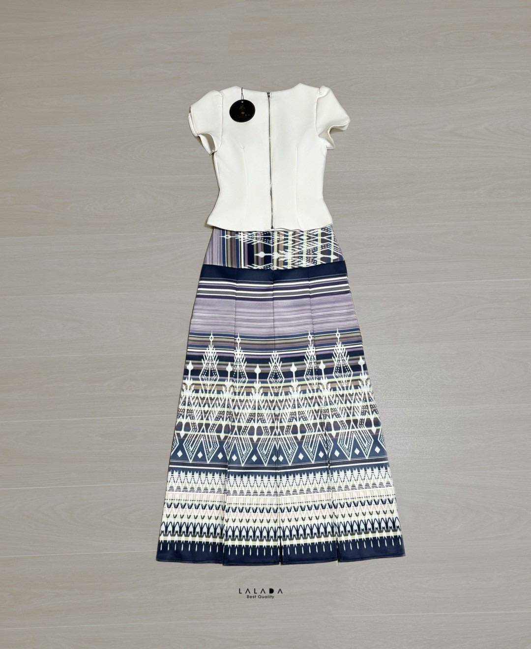 𝐍𝐞𝐰 𝐀𝐫𝐫𝐢𝐯𝐚𝐥𝐬 🎀 LALADA (ลลดา)🥰พร้อมส่งคอลผ้าไทย ลิซ่ามาแล้วค่ะ แบบใหม่ •Detail : set 2 ชิ้นเสื้อสีขาวแต่งกระดุมหน้า ซิปหลังตัดเย็บอย่างดีมีซับใน + กระโป