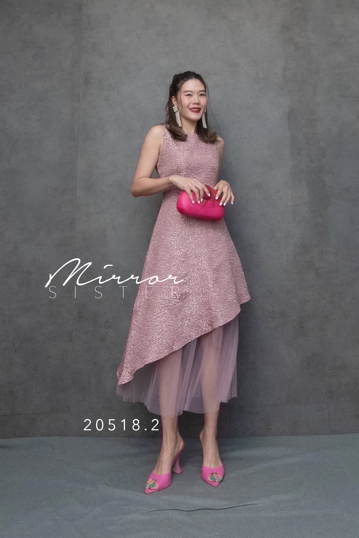 MiRRoRSiSTER’s LeNNoXA JACQuARD DReSS•• เดรสแขนกุดผ้าjacquard ทอลายดอกนูนสวยมาก แพทเทรินสวยงามใส่ง่าย ใครใส่ก็เริ่ดละมุน ช่วงบนเป็นคอกลมแขนกุด ด้านล่างกระโปรงทรงA มีดีไซน์เฉียงสโลปแต่งชายมุ้งน่ารัก บอกเลย..ใส่ดี..ใส่สวยจริงๆ ตอบโจทย์ทุกEVENT สวยทุกสี ชุดน