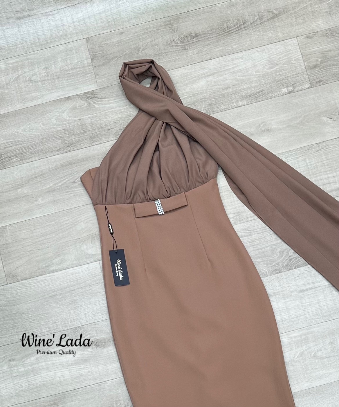 Dress.เดรสเกาะอกออกงานแต่งผ้าพันคอยาวด้านหลัง หน้าอกมีฟองน้ำ ทรงสวยเป๊ะเว่อร์ ใส่แล้วดูสูง เพียวเลยค่ะ เนื้อผ้าใส่สบาย ใส่แล้วเป๊ะ ปัง ใครได้ลองแล้วจะหลงรักค่าา รับรองคุ้มเว่อร์ งานสวยมากค่ะ #Wine'Lada