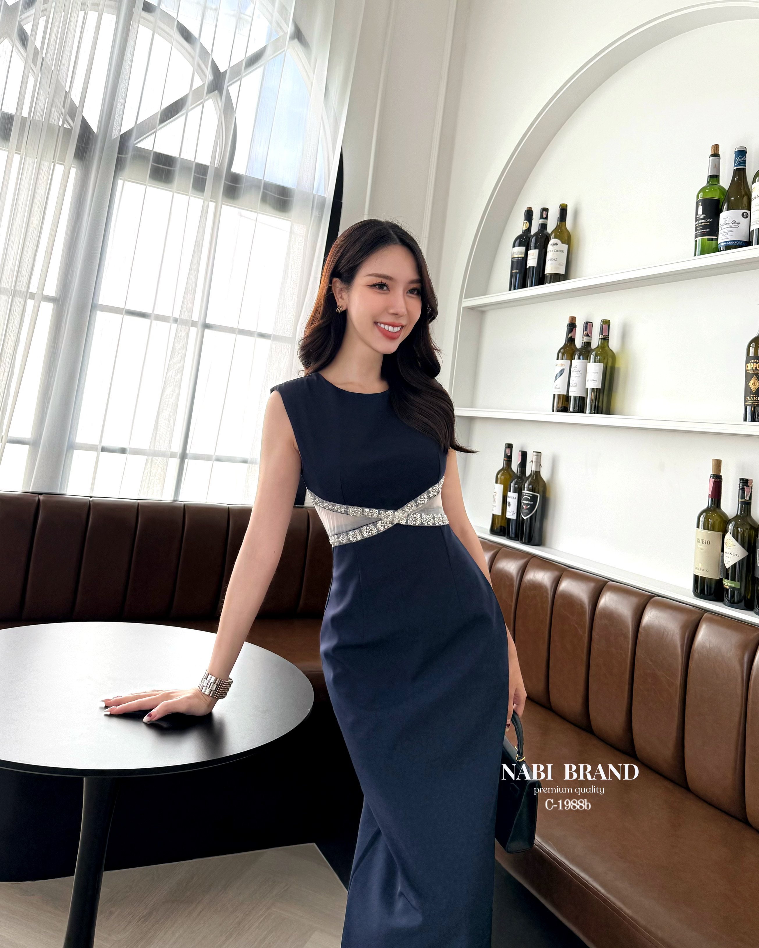 เดรสยาวแขนกุด ดีไซน์ช่วงเอวแต่งซีทรู และเพชรไขว้ที่เอว เดรสผ่าหลัง เดินง่าย ณ เวลานี้ ต้องเก็บแล้วค่ะ ชุดมีฟองน้ำและซับใน งานซิบหลังนะ สวยหรูดูแพงขั้นสุดเลยค่ะ ❤️🌹#NABIBRAND #งานป้ายนาบี #นาบีแบรนด์ #ชุดเพื่อนเจ้าสาว #ชุดสีกรม #เดรสสีแดงไวน