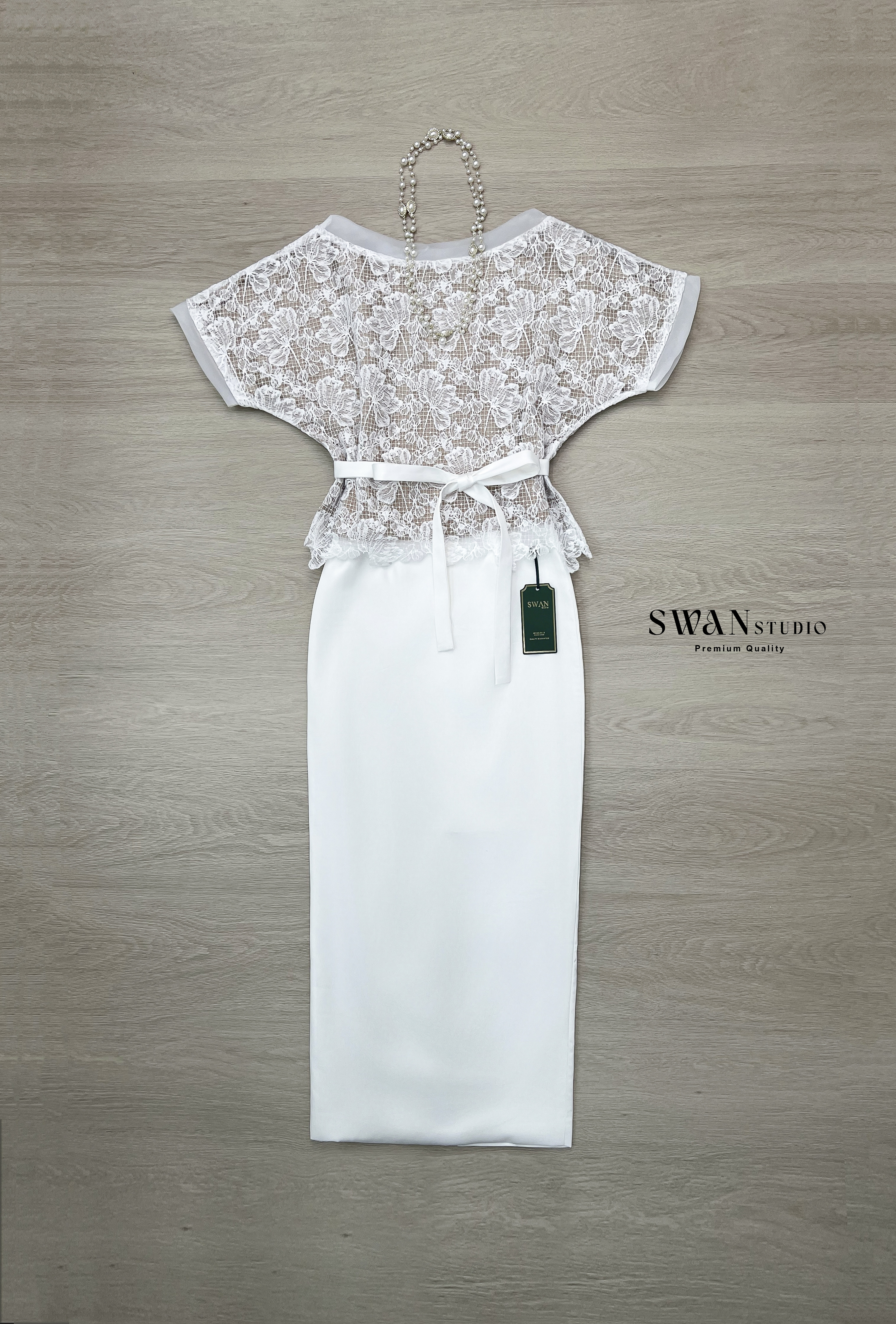 Set 4 ชิ้น เสื้อ+กระโปรง+สายผ้าพันเอว+สร้อยคอ เสื้อลูกไม้ลายดอกสีขาว ตัดต่อขอบแขนและคอด้วยผ้าออแกนซ่าเรียบหรู มาพร้อมเชือกผูกเอวช่วยเก็บทรงเพิ่มความหวาน ด้านนายซ้อนด้วยซับในสีเนื้อ แมทช์คู่กับกระโปรงทรงสอบเข้ารูป ผ้าพื้น เนื้อผ้าอย่างดี มาสร้อยคอเข้าเซทมา