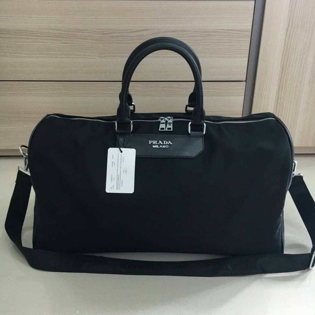 กระเป๋าสะพายเดินทางใบใหญ่ไฮโซเที่ยวต่างประเทศแบรนด์เนมพราด้า Prada premium gift สีดำกันน้ำ