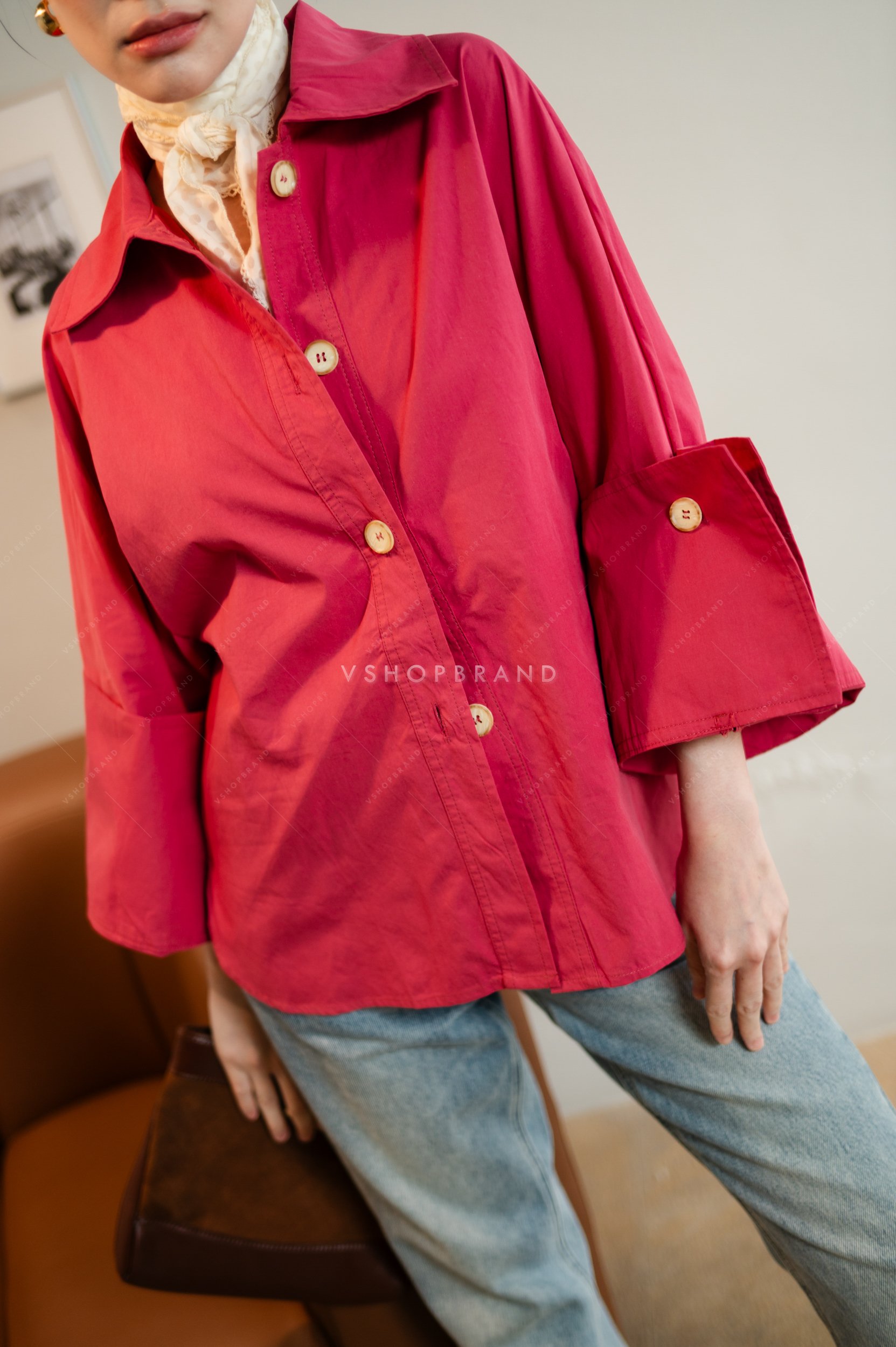 เสื้อเชิ้ตผ้าพื้นแต่งปลายแขนใหญ่ พับแขน