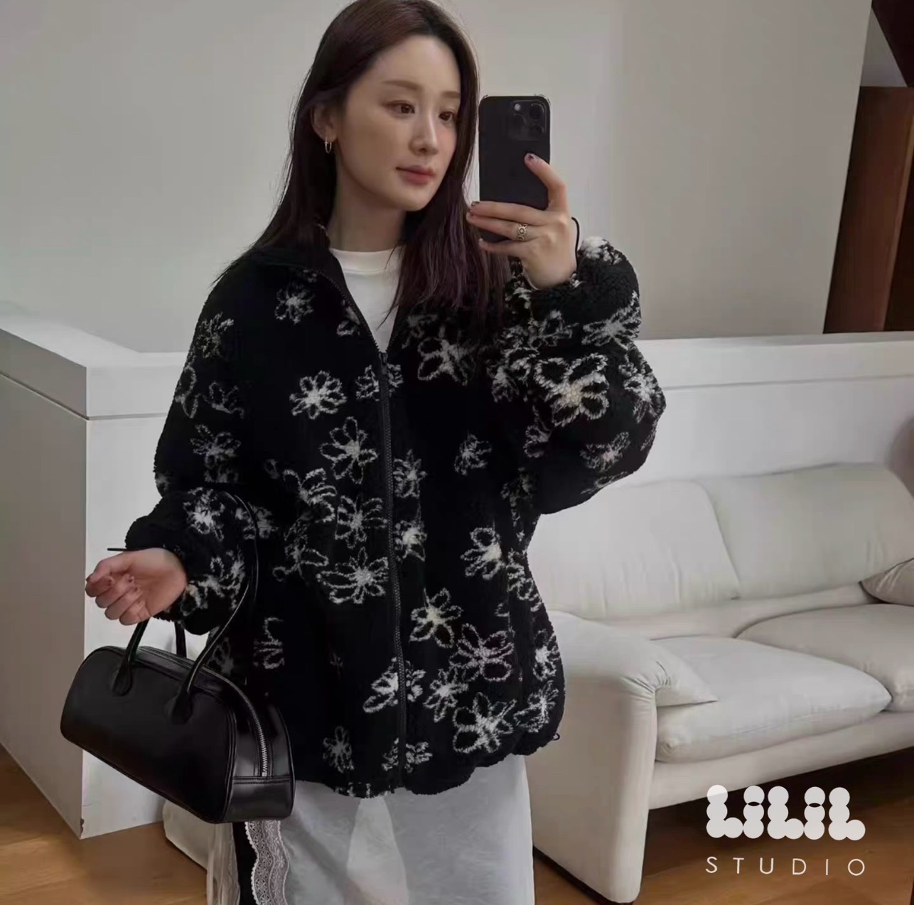 เสื้อกันหนาว งานเสื้อขนแกะลายดอกไม้ ลายโซคิ้วท์ ตัวเสื้อน้ำหนักเบา ความยาวคลุมสะโพก กระเป๋าข้างซิปหน้ารูดสุดถึงคอ เข้าใจนักเดินทางสุด