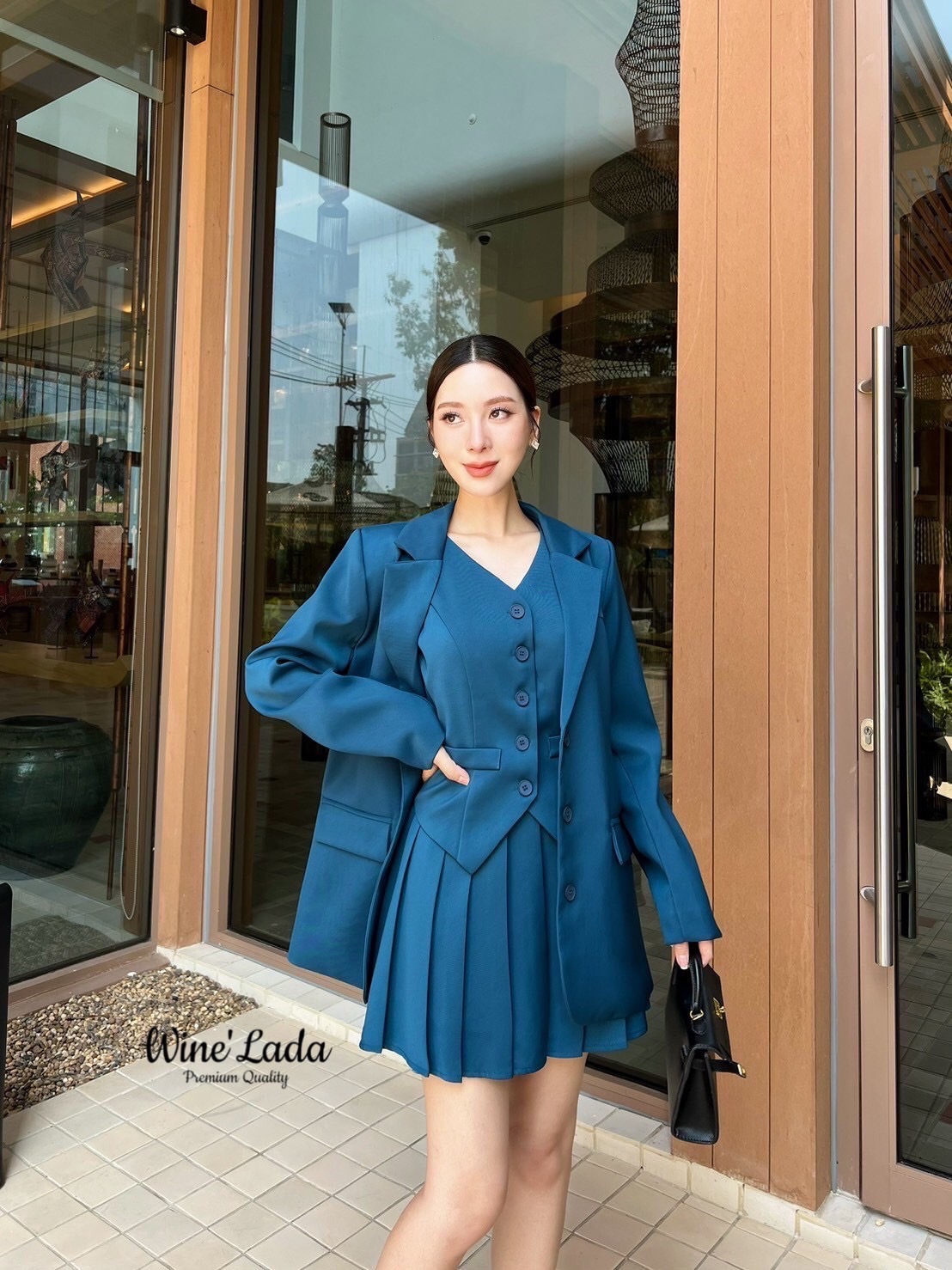 Set 3 Pcs. เซ็ทเสื้อแขนกุดกระดุมหน้า มาคู่กับเสื้อผ้าทรงสูทสีดำ มาพร้อมกับกระโปรงจีบรอบมีซับในกางเกงด้านใน คอมพีทลุคมาก ลุคเท่ห์ คลูๆ สายชิลล์ ต้องมีติดตู้นร้า เนื้อผ้าใส่สบาย ใครได้ลองแล้วจะหลงรักค่าา รับรองคุ้มเว่อร์ งานสวยมากค่ะ #Wine'Lada