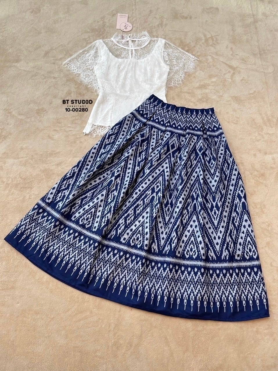 เซท 2 ชิ้น เสื้อลูกไม้ดีเทลแต่งระบายคลุมไหล่ ด้านในมีซับในเสื้อสายเดี่ยวด้านใน แมทซ์กับกระโปรงพิมพ์ลายผ้าไทย งานสวยแมทซ์กันสวย ลัคชูมากกกก #ชุดไทย #ผ้าทอ #งานป้ายบีที #btstudio