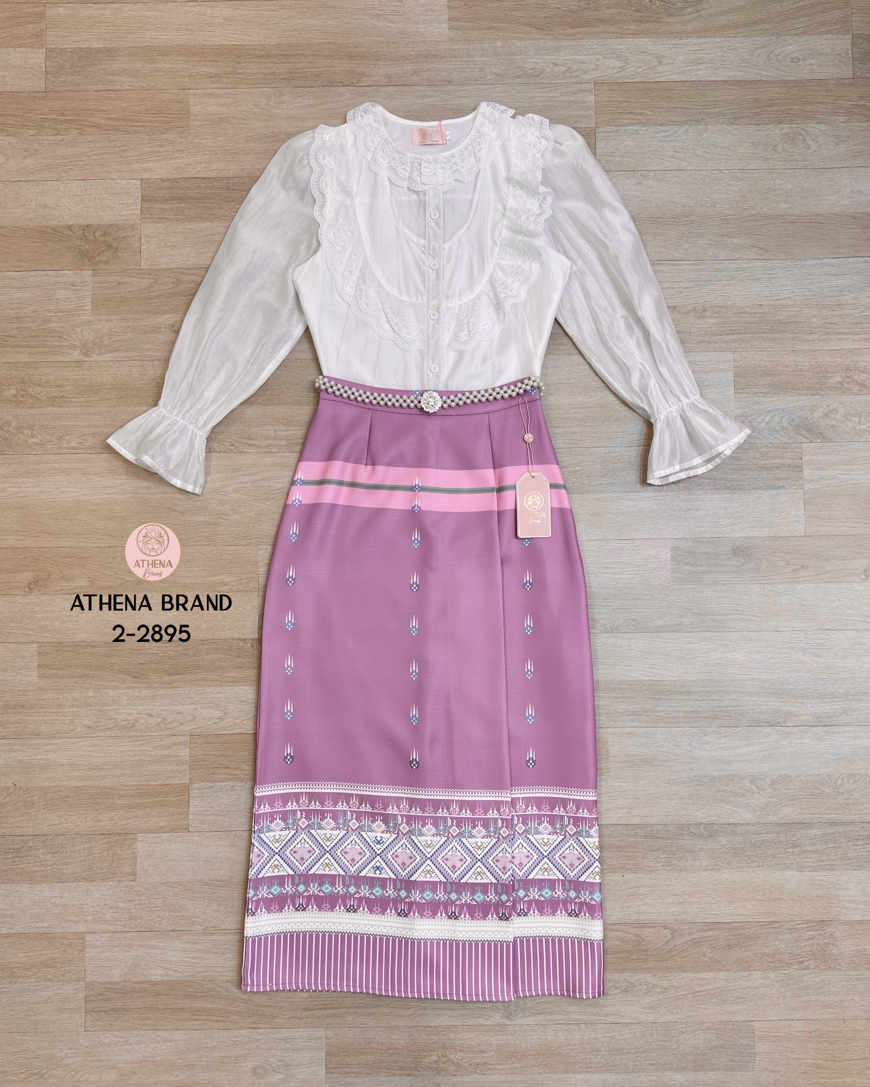 Tag 🔖 :Athena (อธีน่า) Brand Detail :: เสื้อ+กระโปรง+เข็มขัด Set 3 ชิ้น เสื้อแขนยาวดีไซน์แต่งกระดุมเรียงสามารถแกะใช้งานได้จริง ด้านหน้าตกแต่งระบายลูกไม้ แมตช์มาคู่กับกระโปรงพิมพ์ลายป้ายทบคล้ายงานผ้าซิ่นสำเร็จทรงเข้ารูป เนื้อผ้าดี๊ดี มีTexture มีซั