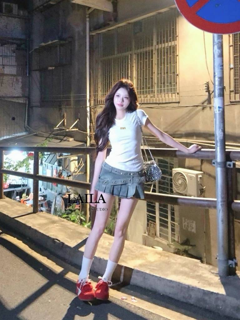 SETเสื้อ+กระโปรง งานเสื้อคอกลมแขนสั้นสีขาว มาในโทนสีเรียบๆ แต่งอะไหล่เข็มกลัดMMสีทองเพิ่มความโดดเด่น พร้อมกางเกงกระโปรงยีนส์สีฟอกแต่งจีบรอบตัวพร้อมสายเข็มขัดเพชรแบบแนวสตีทสุดๆด้านในมีซับในกางเกงให้ค่า แมชกันลงตัวสุดๆลุคสาวเท่สาวมั่นต้องมีค่าา #byLaila #ชุ
