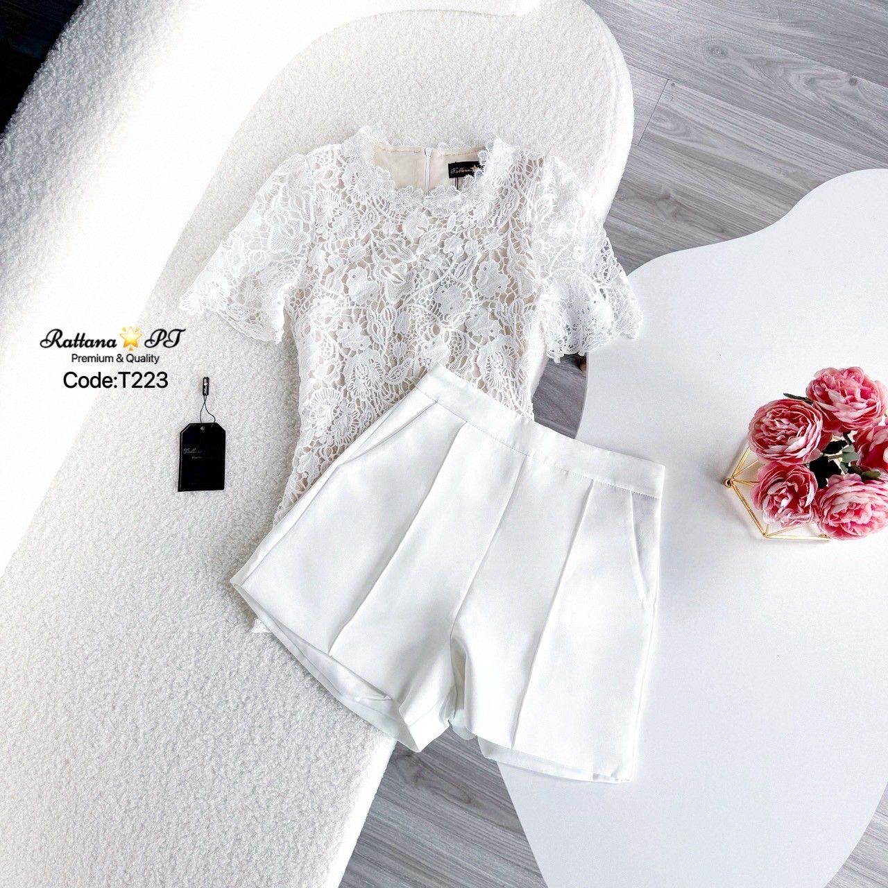 เซต2 ชิ้น เสื้อลูกไม้+กางเกงขาสั้น + งานสวยมาก สวยหรูดูแพง ซับในอย่างดี เสื้อมีซิบด้านหลัง ใส่เป็นเซต กางเกงขาสั้นมีซิบด้านหลัง ใส่ทำงาน ใส่ออกงาน ปาตี้ รับรองสวย ปัง ปัง ปัง ช้าไม่ได้แล้วคร้า