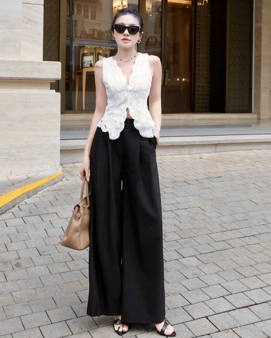 เสื้อลูกไม้สีขาวทรงสวยทันสมัย การันตีรุ่นนี้ใส่สวยทุกคน ด้วยเนื้อผ้าอย่างดี ดีไซน์สวย ใส่ขึ้นมาแล้วดูดีมาก ควรมีติดตู้เอาไว้นะคะ ดูแพง เป็นลุคที่น้อยแต่มาก เอาเป็นว่าเริ่ดมากกค่ะ
