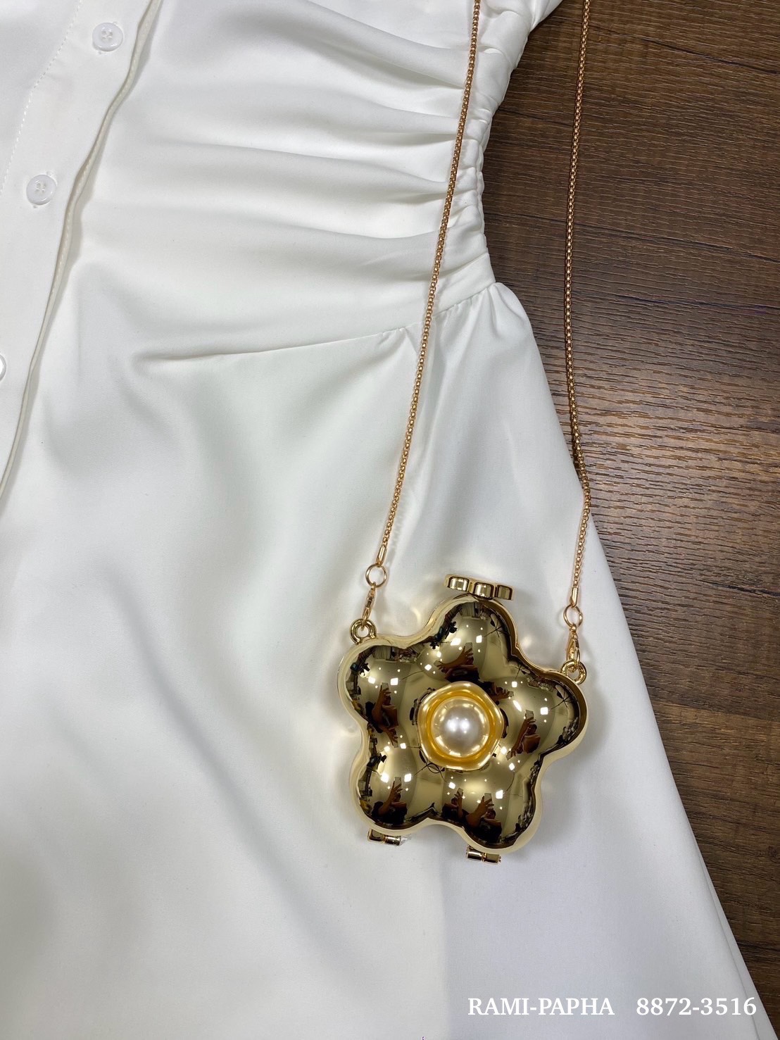 เซต3ชิ้น.. สีขาวแบบฉบับผู้ดี เสื้อคอปกกระดุมหน้า ดีเทลเก๋ทั้งตัว ดีเทลเสื้อหน้าสั้น ด้านหลังยาว เนื้อผ้านิ่มรีดง่าย สวมใส่สบาย ++กางเกงขาสั้นเนื้อผ้าและสีเดียวกัน ซับในอย่างดีทั้งตัว มีกระเป๋าใช้งานได้จริง ซิปหลัง ++กระเป๋าทรงดอกไม้สีทอง สวยหรูมากๆคะ