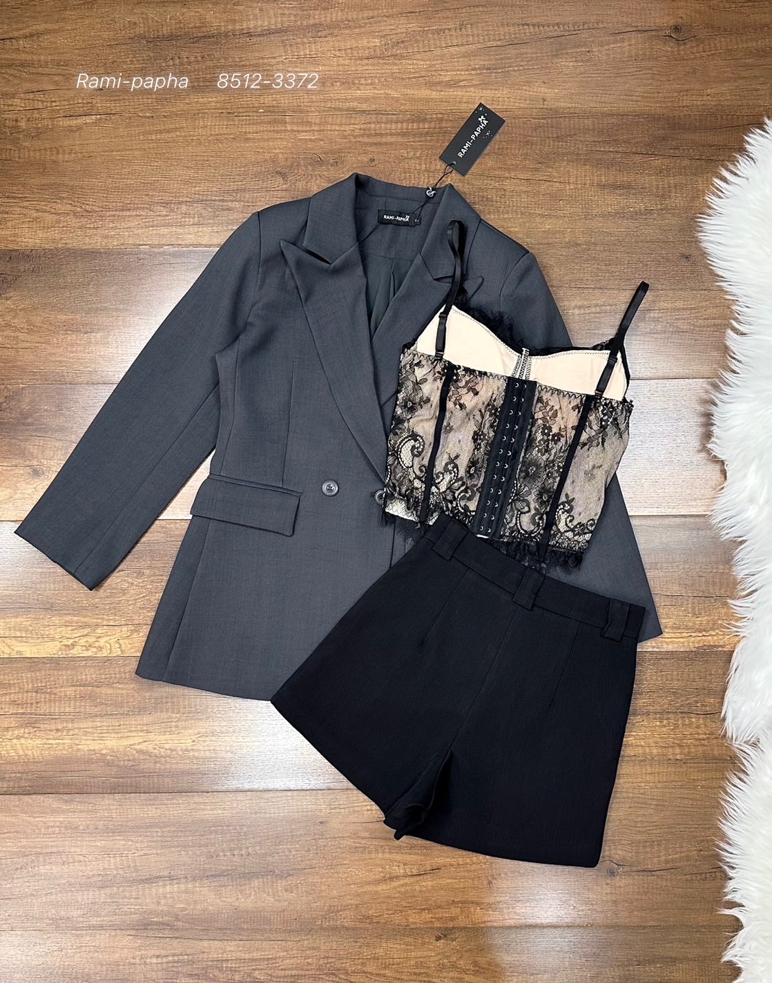 Label :: RAMI-PAPHA(รมิปภา) SET.3ชิ้น สูท+เสือด้านใน+กางเกงขาสั้น เซตเสื้อสูทสีสวย ไหล่เสริมฟองเบาๆ กระดุมหน้าใช้งานได้จริง มีกระเป๋าใช้งานได้จริง ซับในงานสูทแท้อย่างดีทั้งตัว +++มาพร้อมกับ เสื้อด้านในเนื้อผ้าลูกไม้สีดำสวยหรู อกมีฟองน้ำเพื่อทรงสวย มีซับใน