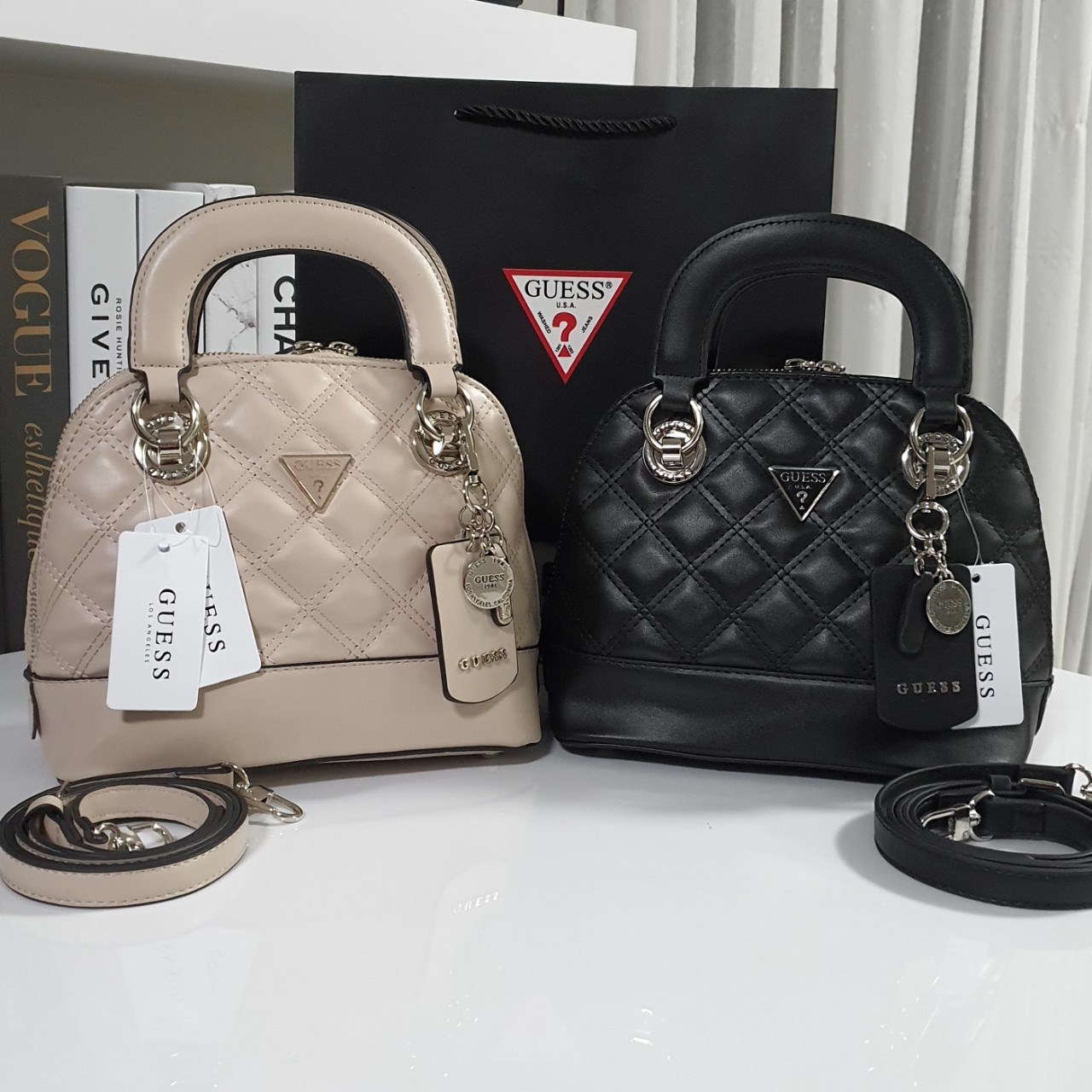 กระเป๋าสะพายทรงโดมแบรนด์เนมเกสสีดำสีเบจหนังนิ่มลายนวมไฮโซเก๋ๆ GUESS CESSILY SMALL DOME SATCHEL HANDBAG