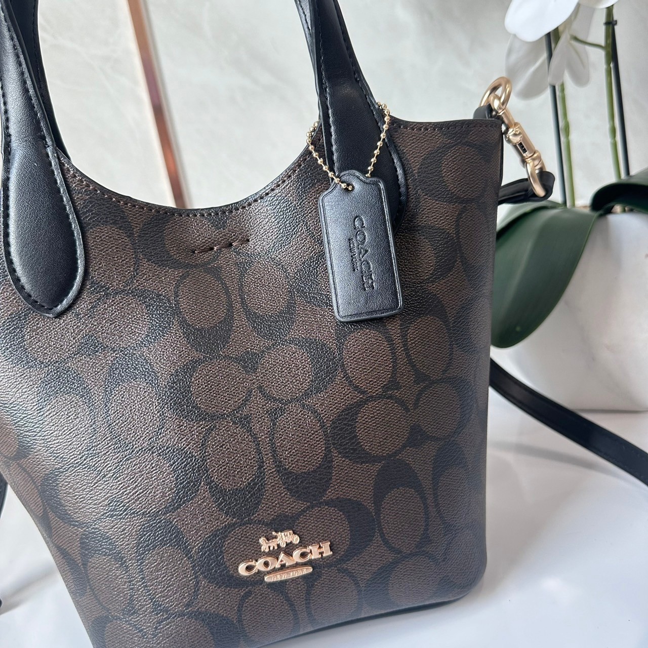 กระเป๋าสะพายไฮโซแบรนด์เนมโค้ชทรงโท้ทขนาด 8 นิ้วสีน้ำตาลดำลาย C COACH HANNA BUCKET BAG (CR256)