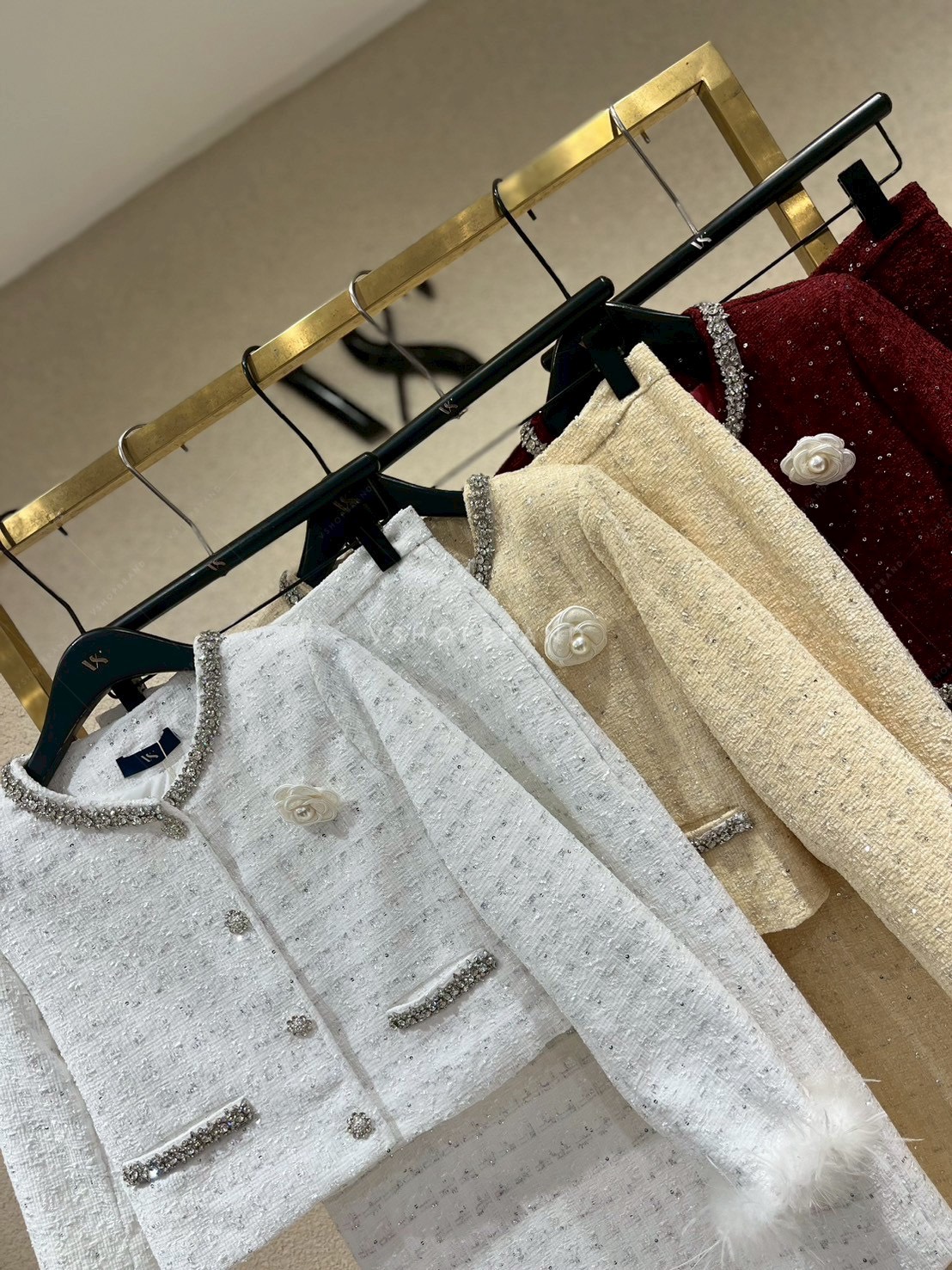 Set เสื้อผ้าทวิตทอเลื่อม + กระโปรงยาว ผ่าหลัง + ขนนก + เข็มกลัด