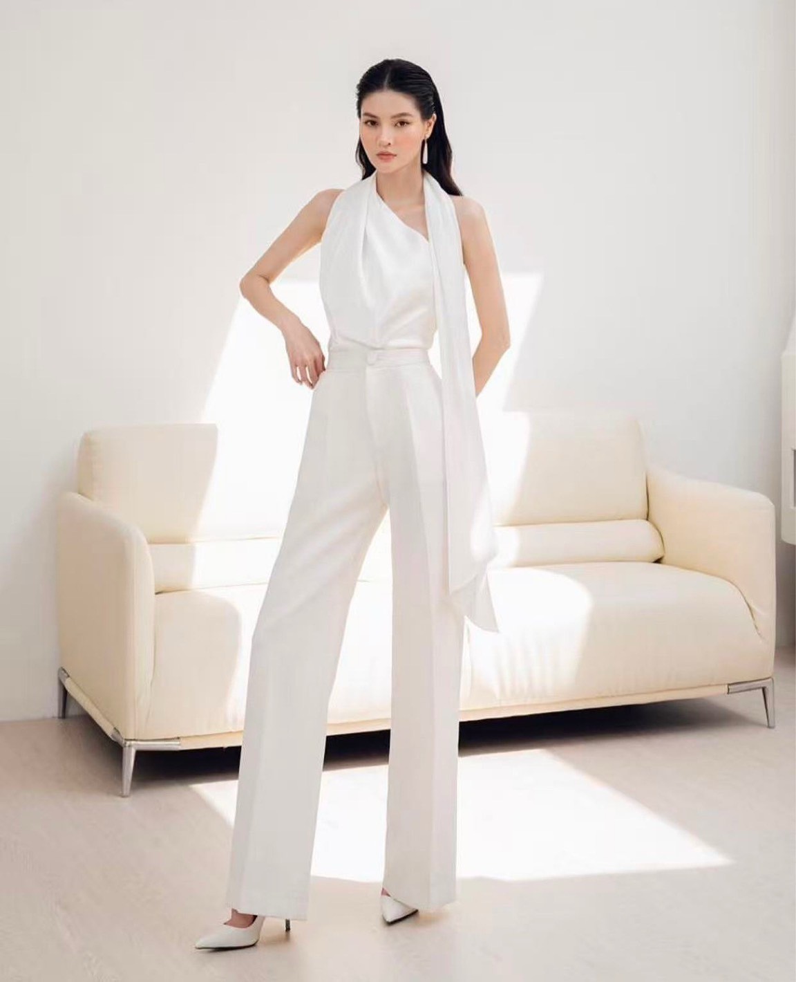 เซ็ตแขนกุดสีขาวดีเท็ลหางปลายาวพาดคอ มาคู่กับกางเกงขายาวสีขาวเข้าเซ็ต เก็บทรงดีมาก เฟียสๆ แกรมๆ ได้ไม่ซ้ำใคร