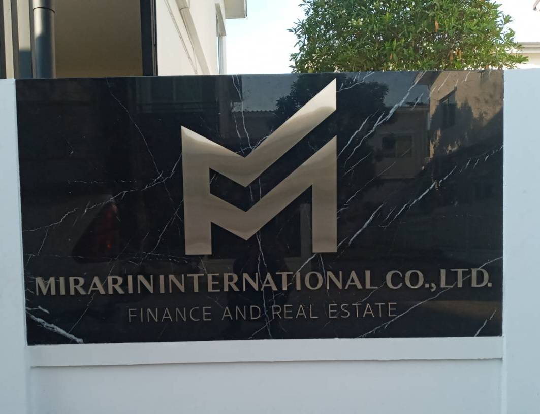 งานติดตั้งป้ายอักษรสแตนเลสสีเงินแฮร์ไลน์ ด้านหลังยกขอบ 2cm ติดกั้นหลัง