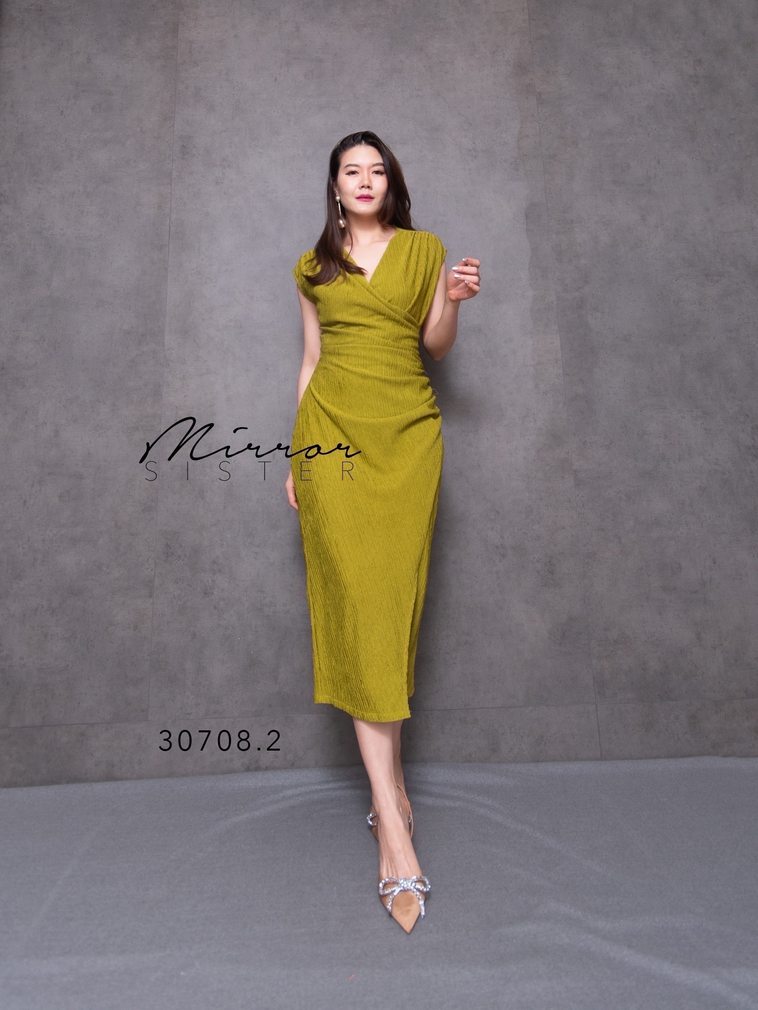 MiRRoRSiSTER's BaMby DReSS•• เดรสตัวยาวทรงงาม ดีไซน์สวยหรู แพทเทรินเป๊ะมากแต่งจับย่นๆอำพรางสัดส่วน!! ใส่แล้วดูผอมเพรียว.. ช่วงบนเป็นเสื้อคอวีไขว้ทับกัน ช่วงล่างเป็นกระโปรงแพทเทรินทรงสอบผ่าหน้า..! เนื้อผ้ามีtextureสวยมีความหนากำลังดี..มีความยืดหยุ่นได