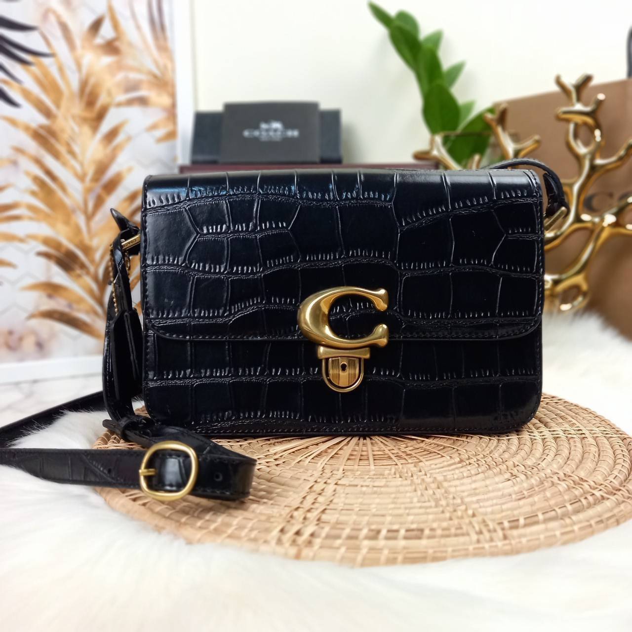 กระเป๋าสะพายไฮโซเรียบหรูดูแพงแบรนด์เนมโค้ชสีดำหนังแท้ลายหนังจรเข้ COACH CROCODILE EMBOSSED LEATHER STUDIO SHOULDER BAG (COACH C6640)