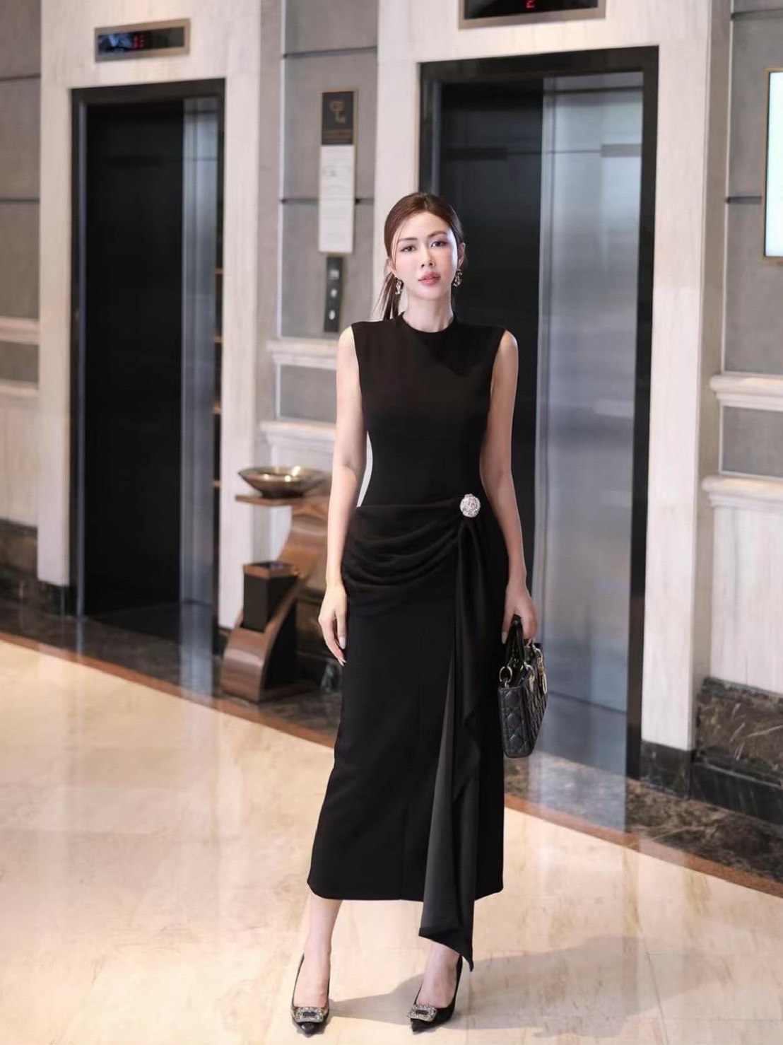 เซ็ต3ชิ้น มาพร้อมซับในตัวสั้น งานผ้ายืดใส่สบายดีเท็ลย่นช่วงเอวปล่อยหางปลายาว มีเข็มกลัดอะไหล่เงินให้ครบ ทรงเป๊ะ สวยมา กกกกกกใส่สวย หรู ได้ไม่ซ้ำใคร ต้องมีเลยค่า