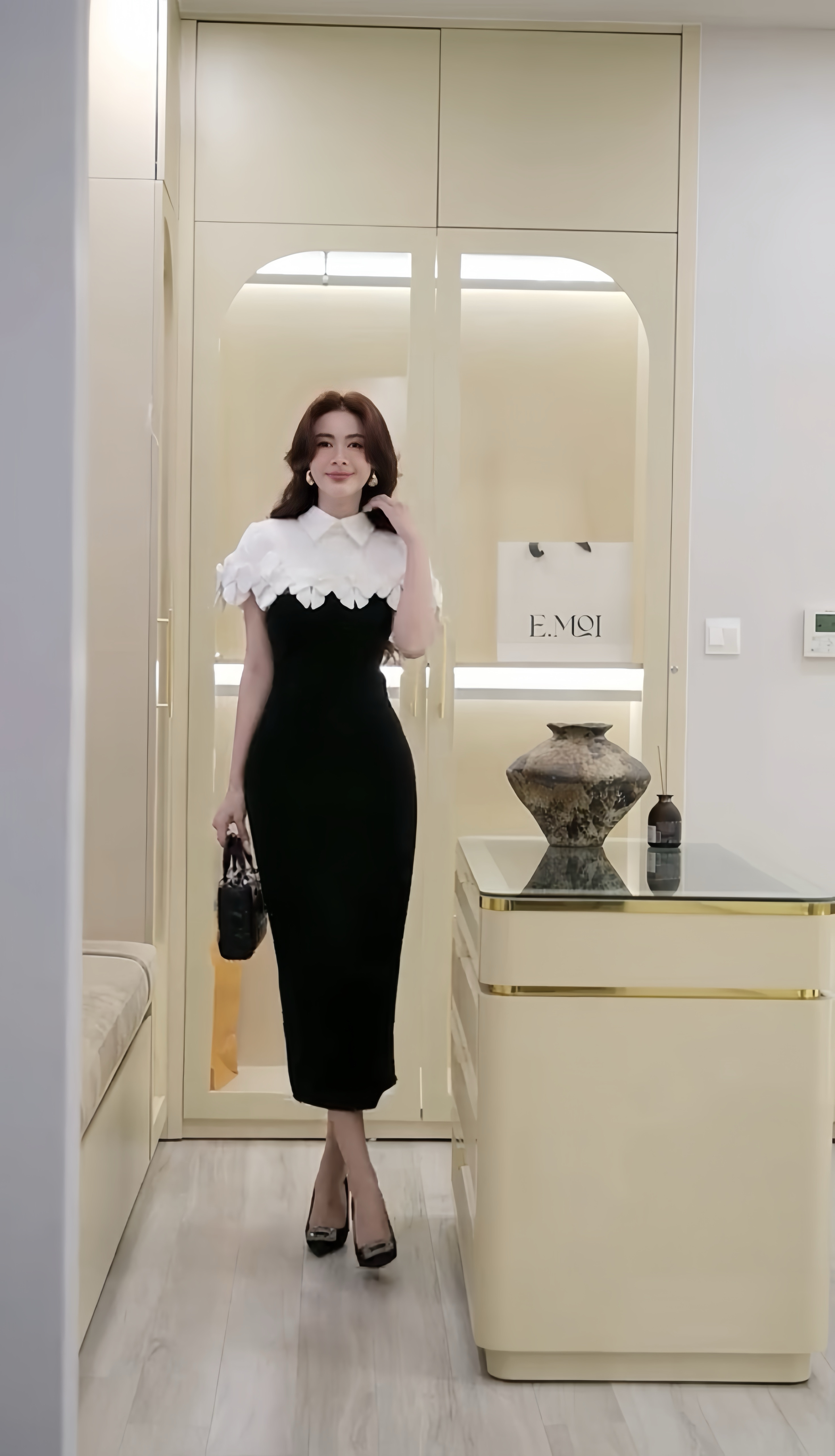 Set 2 ชิ้นสุดหรู เสื้อคลุม+เดรส เสื้อคลุมสีขาวดีเทลกลีบดอกไม้เรียงซ้อน เพิ่มมิติและความหวานอย่างมีระดับ แมตช์กับเดรสดำเข้ารูปทรงเรียบหรู เผยลุคผู้หญิงมีคลาส ดูแพงและสง่างามทุกองศา