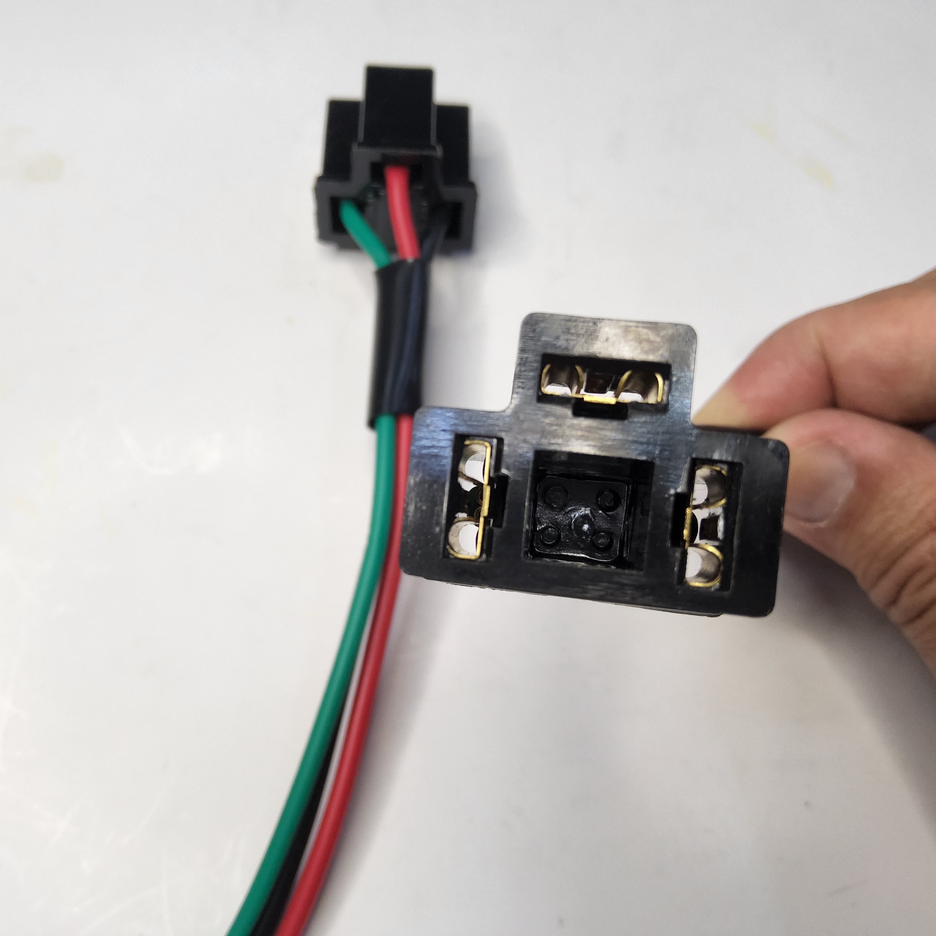ปลักเสียบไฟหน้า ใช้ได้ทั้งแบบ 2 ขา และ 3 ขา [ 12V หรือ 24V ] ไฟรถยนต์ (เฉพาะปลัก ไม่แถมหลอด)