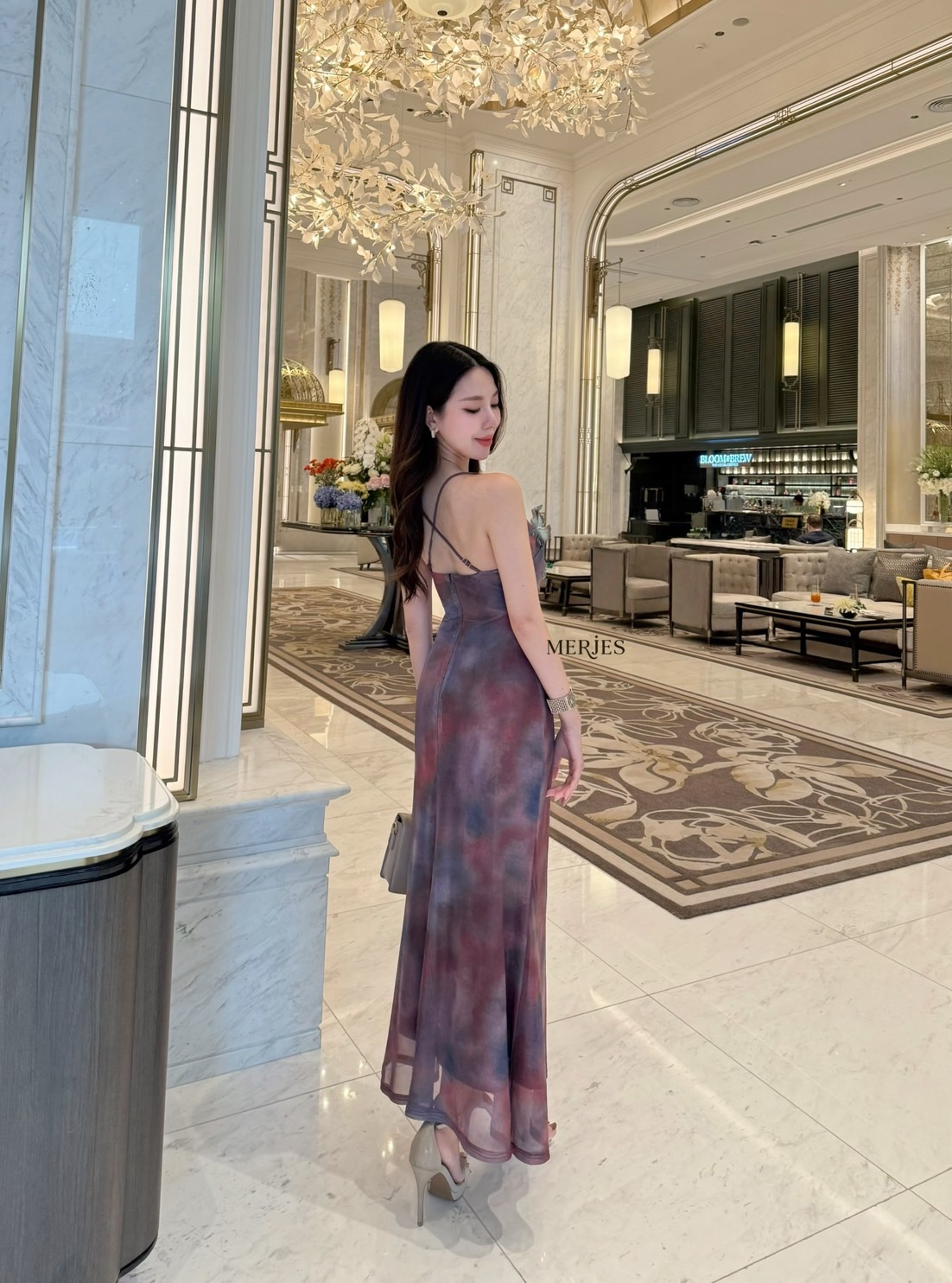 เดรสยาวสายเดี่ยวผ้านิ่มพิมพ์ลายสีโทนน้ำตาลแต่งผีเสื้อสีฟ้าน่ารักทรงเดรสเข้ารูปปลายบานทรงเรียบเก๋ผู้ดีน่ารักด้านหลังเป็นสายไขว้ปรับได้อกมรีฟองน้ำเสริมงานมีซับในใส่ออกมาแล้วทรงสวยมากๆคะเก็บไว้ใส่ไปเที่ยวทะเลหรือวิวธรรมชาติสวยมากๆคะ 𝐌𝐄ᵁ