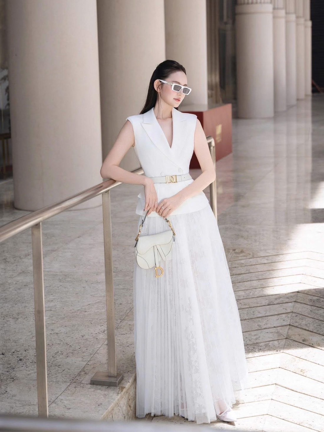 เซต3ชิ้นเสื้อสูทคอปกแขนกุดกระดุมหน้าพร้อมกระดุมแปกกันโป๊ช่วงคอวีเสื้อตัดเย็บด้วยเนื้อผ้าสูทอัดกาวเนื้อผ้ามีน้ำหนักอยู่ทรงสวยทรงเสื้อเข้ารูปเข้าทรงตัดตามไซส์เข้ารูปช่วงเอวมาพร้อมเข็มขัดเข้าชุดและกระโปรงยาว3ชั้นซับในสีเนื้อผ้าตาข่ายลายดอกไม้และผ้าตาข่ายซีทู