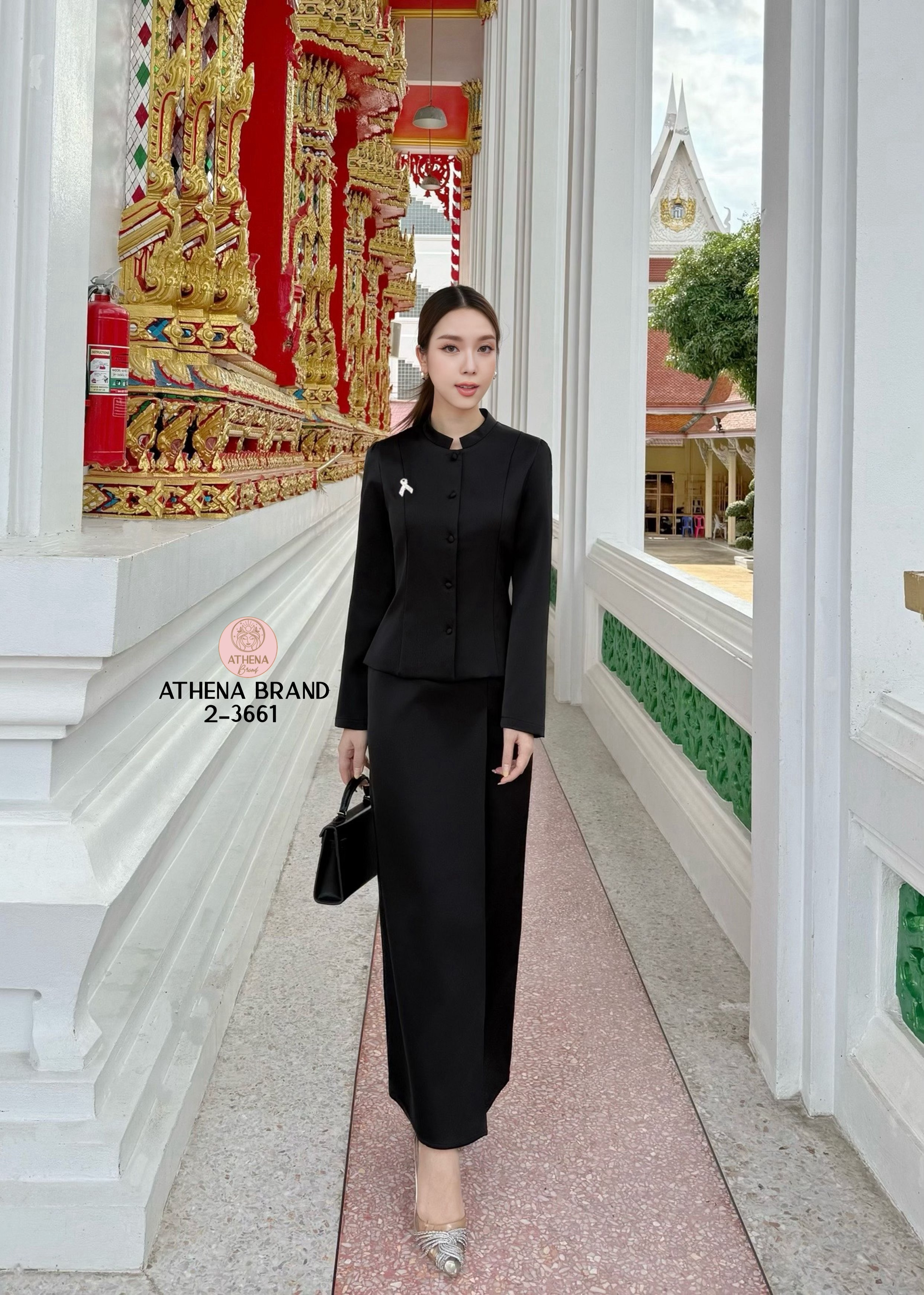 Tag 🔖 :Athena (อธีน่า) Brand Detail :: เสื้อ+กระโปรง+เข็มกลัด Set 3 ชิ้นสุดคุ้ม! เสื้อแขนยาวดีไซน์ ด้านหน้าแต่งกระดุมเรียงสามารถแกะใช้งานได้จริง ตกแต่งเข็มกลัด(สามารถถอดออกได้) แมตช์มาคู่กับกระโปรงป้ายทบคล้ายงานผ้าถุงสำเร็จ ชายกระโปรงด้านหลังผ่า