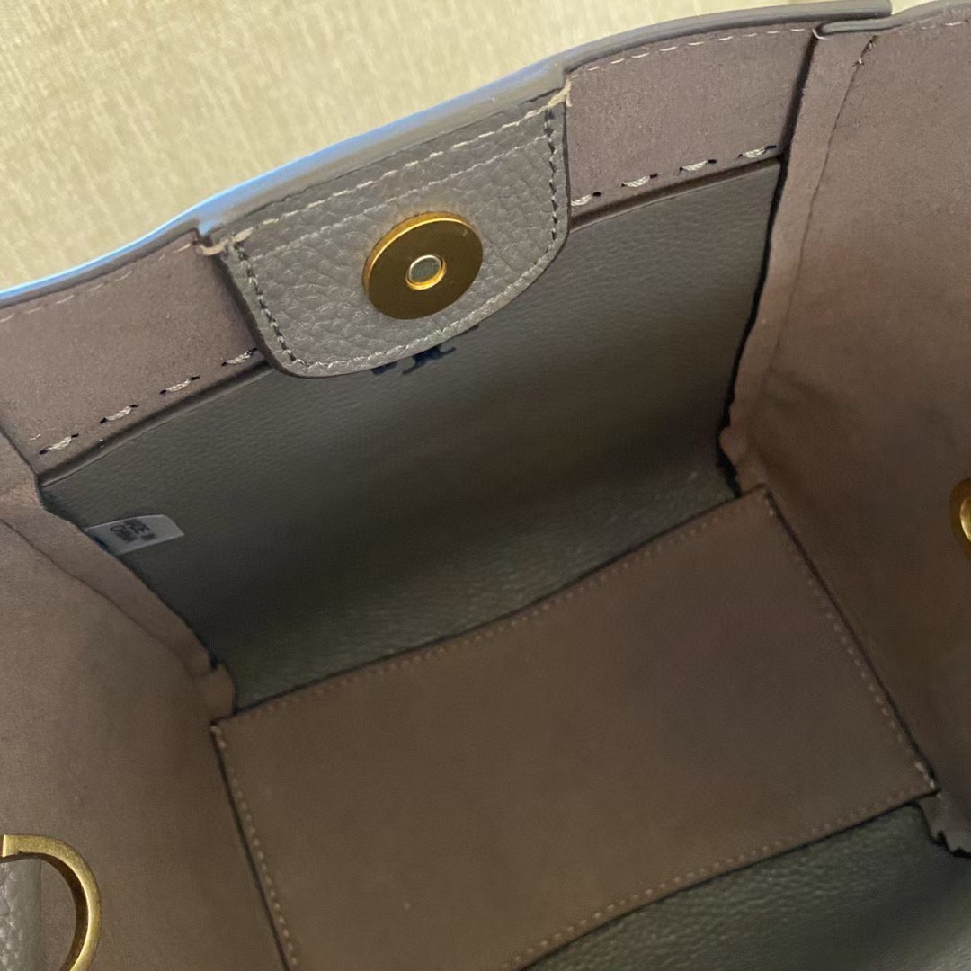 กระเป๋าสะพายไฮโซแบรนด์เนมโทรี่เบิร์ชสีเทาหนังแท้ TORY BURCH MCGRAW MINI BUCKET BAG