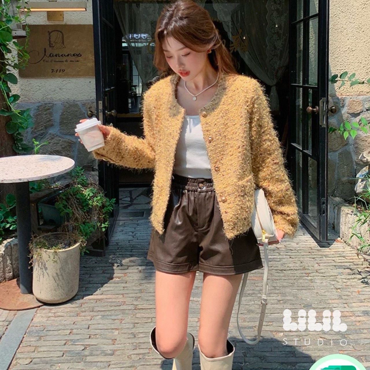 เสื้อทวีต ผ้าขนสั้นนุ่มๆ มีกลิตเตอร์นิดๆ มีซับในเย็บกลับ กระเป๋าหน้า กระดุมสวยค่ะ