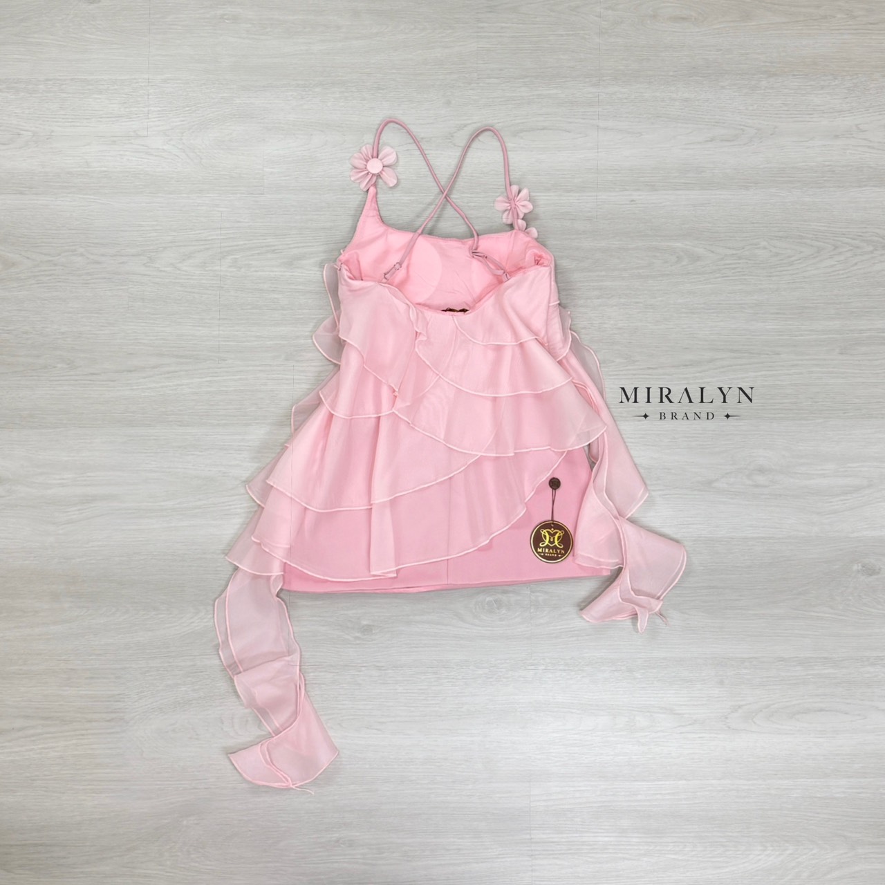 มินิเดรสสายเดี่ยวสีชมพูสายแต่งดอกไม้เย็บติดด้านหลังเป็นสายไขว้ผ้าพริ้วสวยแต่งดีเทลระบายเป็นชั้นๆสวยน่ารักมากงานอกมีฟองน้ำเสริมตัวเดรสเป็นงานผ้ามีน้ำหนักพร้อมซับในและซิปข้าง