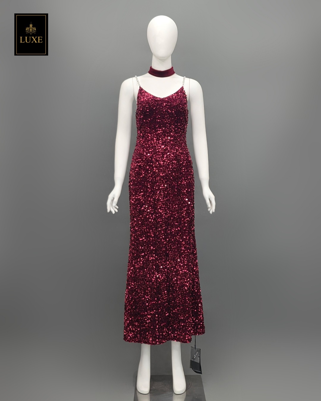 เดรสเสื้อสายเดี่ยว กระโปรงยาวทางเอ ☑️ชุดทำจากผ้ายืดปักเลื่อม ยืดหยุ่น สายทำจากโซ่ประดับมุก ☑️มีซิปซ่อนและซับในอย่างดี