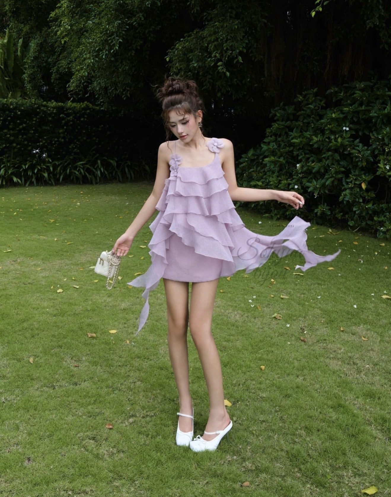 มินิเดรสสายเดี่ยวสีม่วงพาสเทลสายแต่งดอกไม้เย็บติดด้านหลังเป็นสายไขว้ผ้าพริ้วสวยแต่งดีเทลระบายเป็นชั้นๆสวยน่ารักมากงานอกมีฟองน้ำเสริมตัวเดรสเป็นงานผ้ามีน้ำหนักพร้อมซับในและซิปข้าง