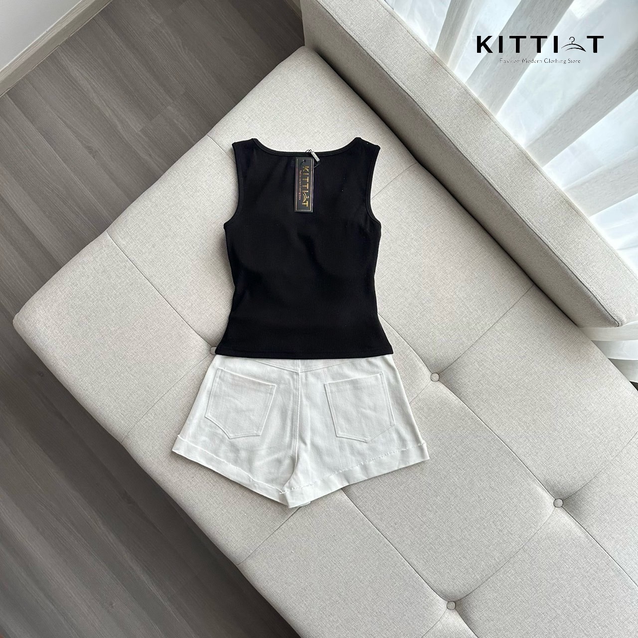 SET (2) ชิ้น เสื้อ+กางเกง เซทขายดี ใส่สวย ลองเล้ยย ตัวเสื้อเป็นผ้ายืด ช่วงหน้าอก คือ จึ้งมาก เว้าลึก มีตกแต่งด้วยโครงเล็ก มีฟองน้ำเสริมอก เนื้อผ้านิ่มใส่สบาย มาพร้อมกางเกง คู่ใจ ผ้ายีนส์ มีกระเป๋า หน้า หลัง รุ่นนี้ ใครรอ เอฟ เลย จึ้ง #กิตติ_ที #KITTI_T #เ