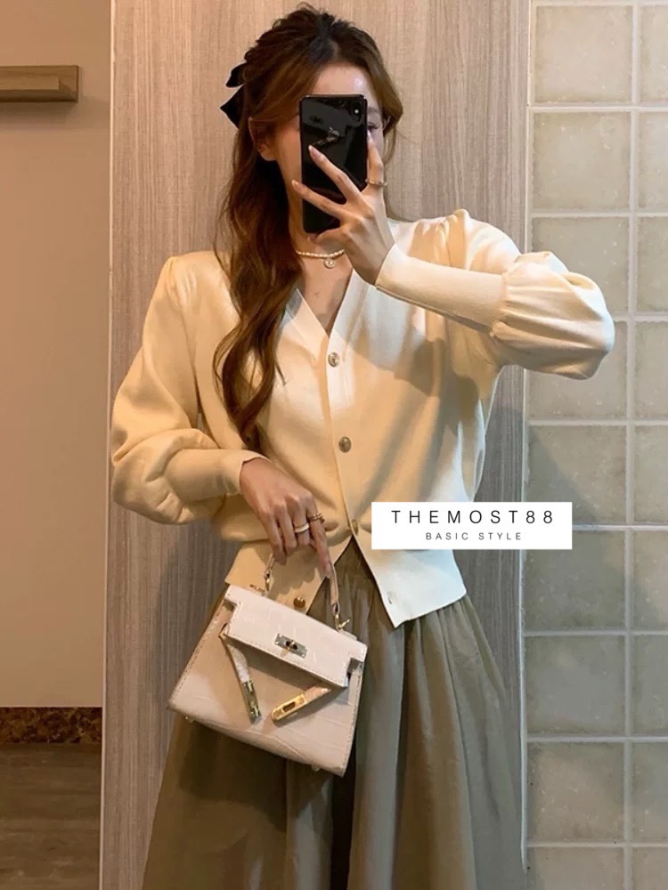 เสื้อคาร์ดิแกนปั๊วะ ๆ ที่ใส่เมื่อไหร่ก็ได้ลุคคุณหนูเกาหลีแบบ effortless 💗 ดีเทลกระดุมทองช่วยยกระดับลุคให้ดูแพงขึ้นอีกเท่าตัว ทรงพอดีตัว แขนพองเบา ๆ